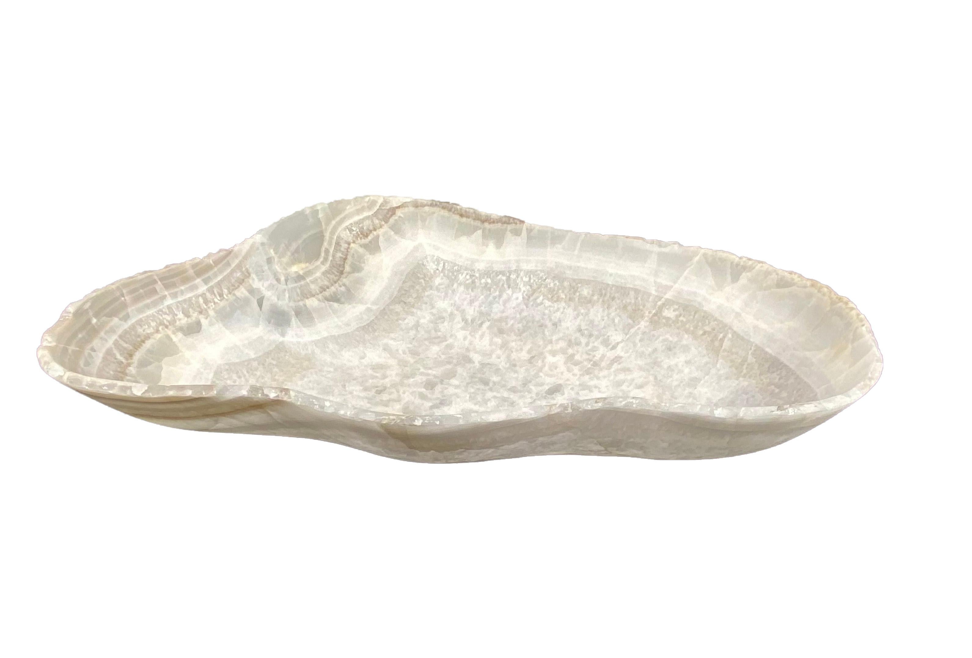 Handgeschnitzte Onyx-Schalen. Einzigartig geformt! Nur noch wenige Artikel auf Lager! Schalen in Sondergrößen (größer oder kleiner) sind auf Anfrage erhältlich. Die Vorlaufzeit für Sonderanfertigungen beträgt 3-4 Monate.