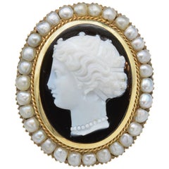 Handgeschnitzte Kamee-Brosche aus Onyx mit Perlen Halo von Napoleon III. in Gelbgold