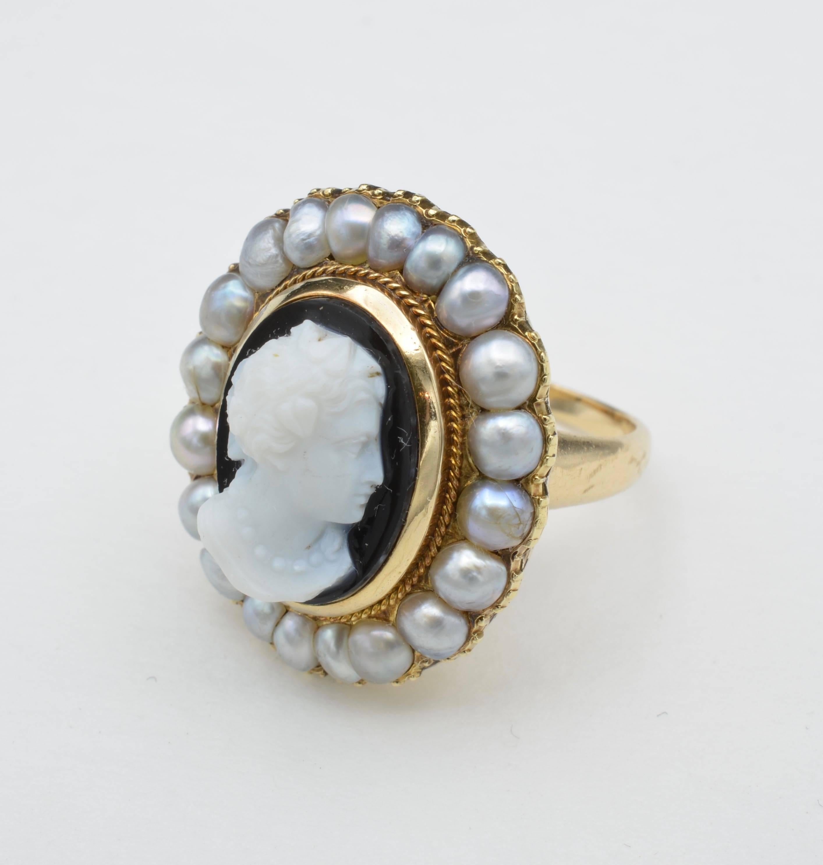 Bague camée en or 18 carats avec onyx sculpté à la main et halo de perles de Napoléon III Excellent état - En vente à Berkeley, CA