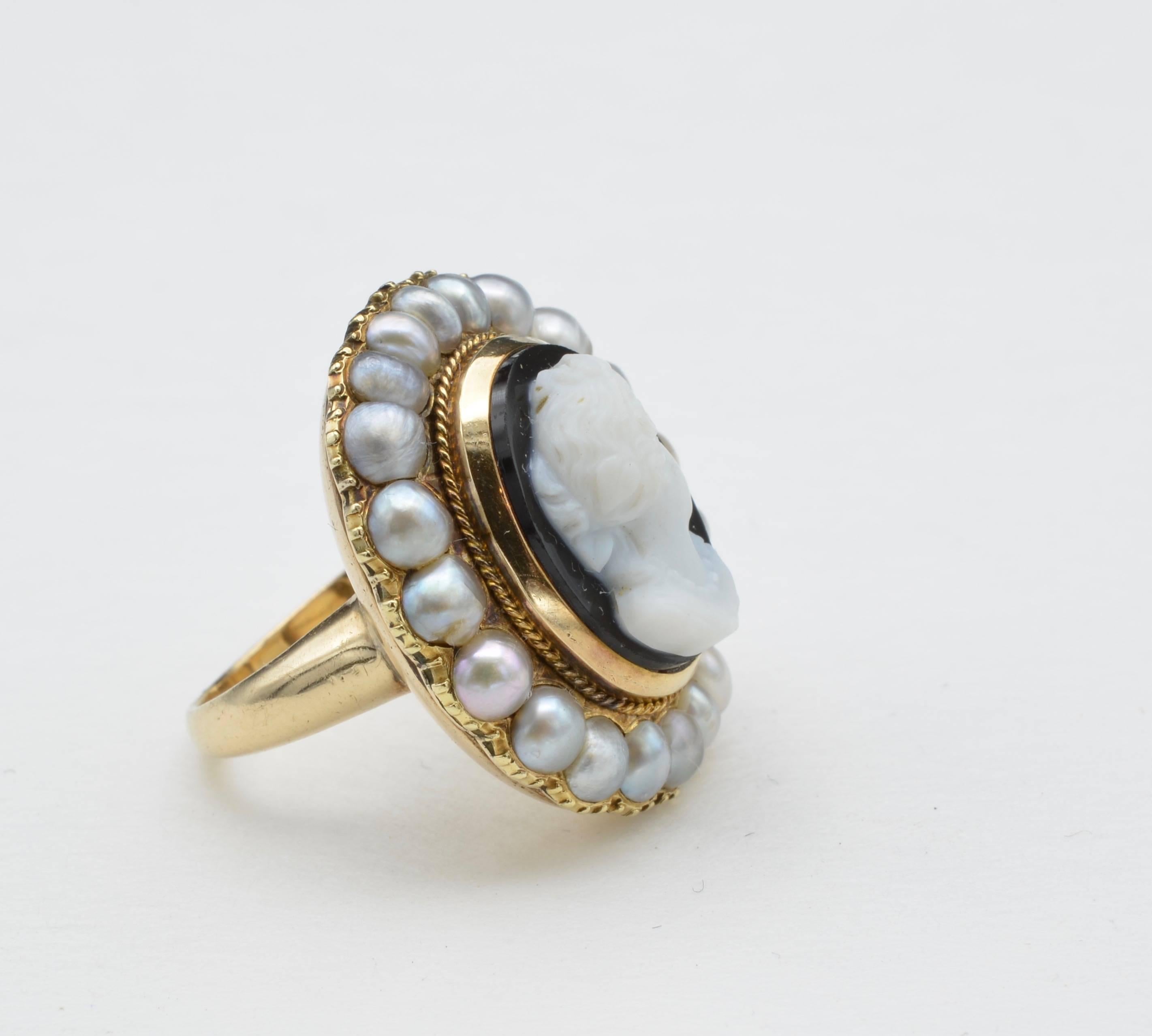 Bague camée en or 18 carats avec onyx sculpté à la main et halo de perles de Napoléon III Pour femmes en vente
