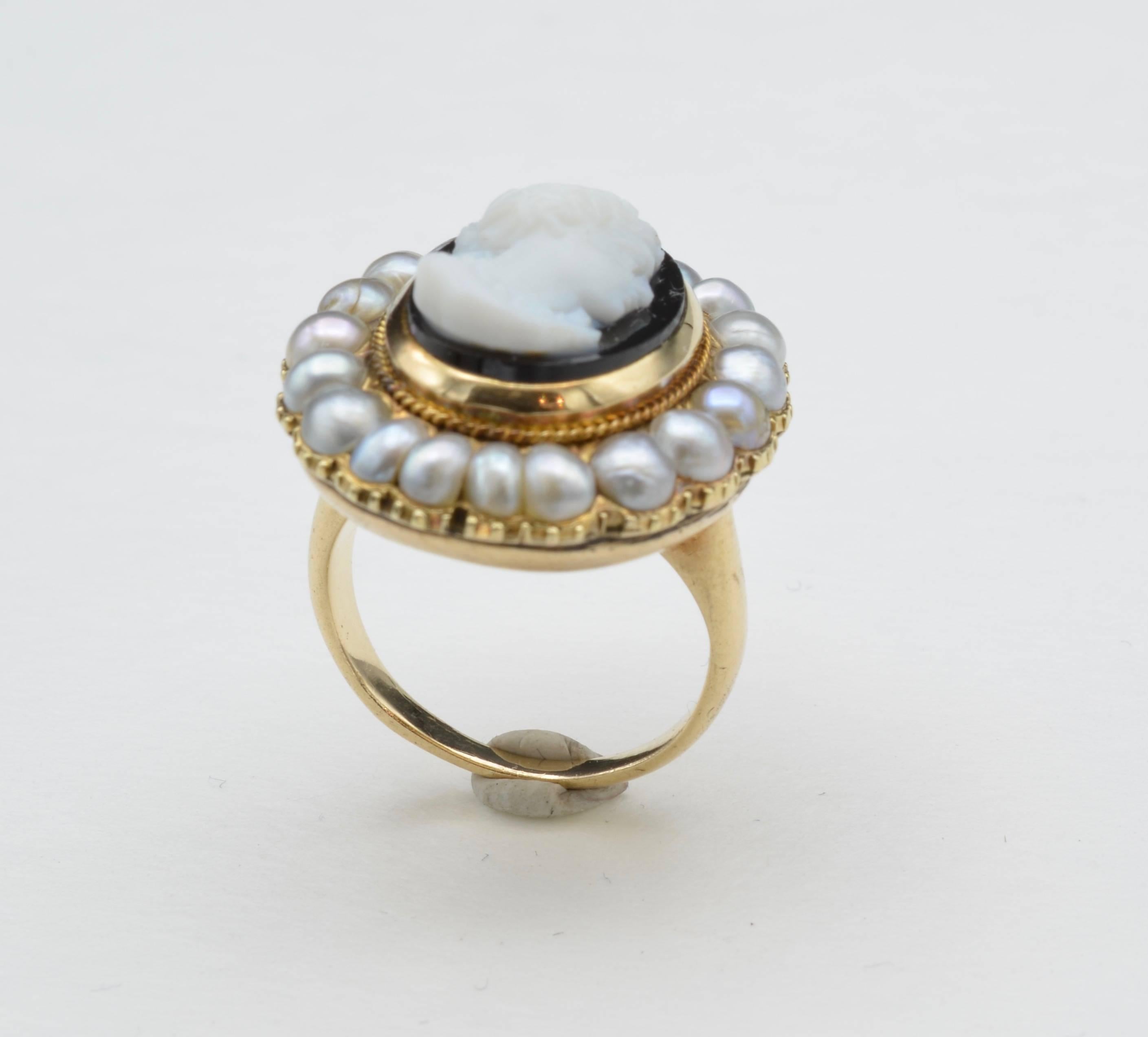 Bague camée en or 18 carats avec onyx sculpté à la main et halo de perles de Napoléon III en vente 1