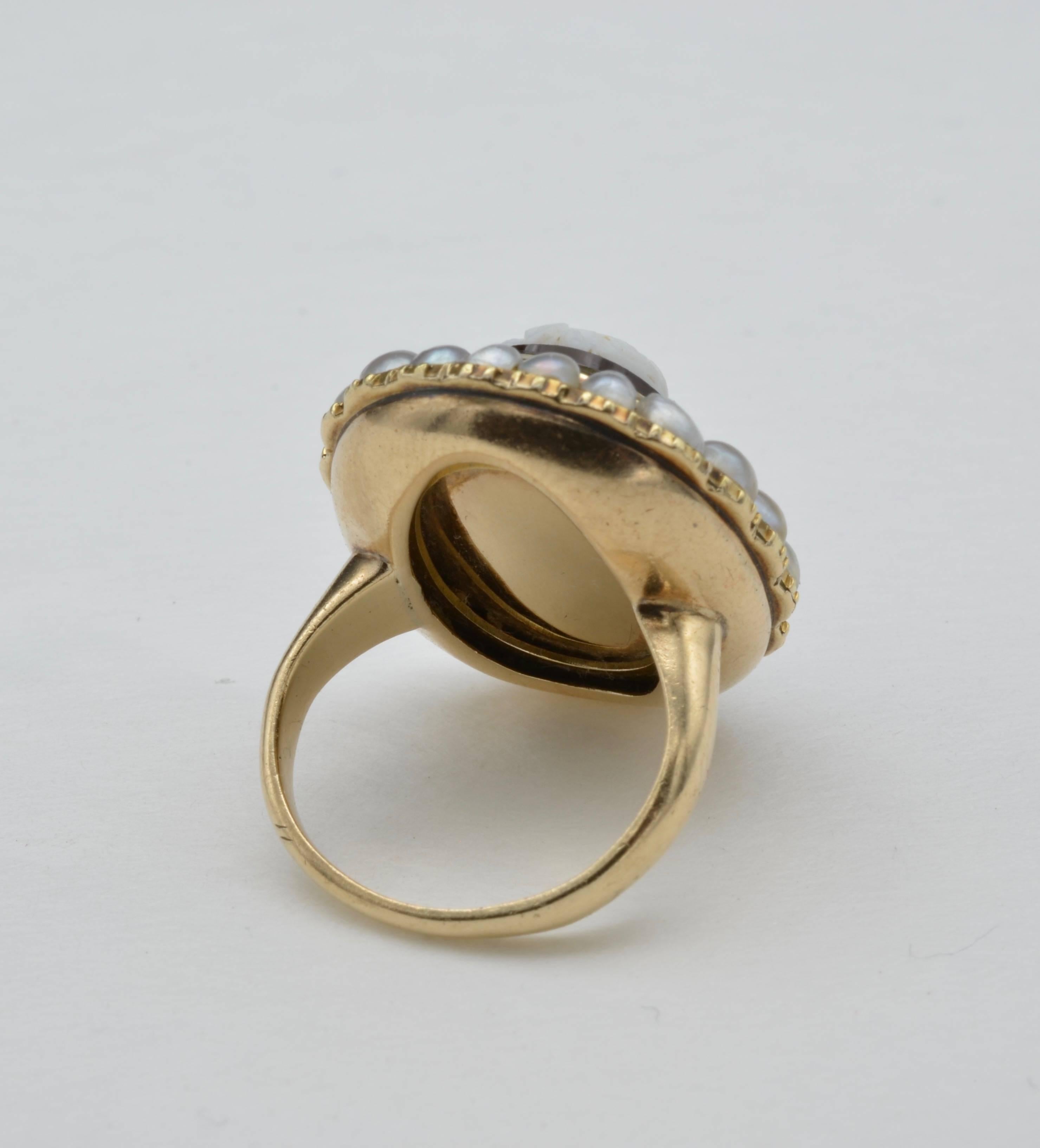 Bague camée en or 18 carats avec onyx sculpté à la main et halo de perles de Napoléon III en vente 5