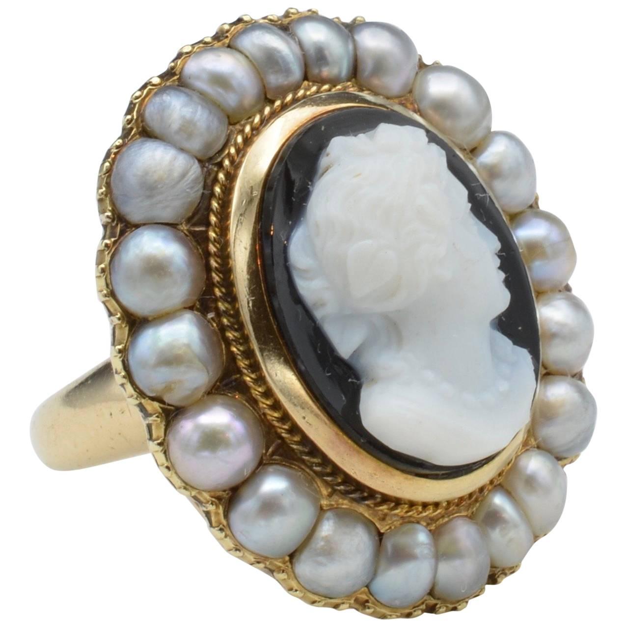 Anillo camafeo de ónice tallado a mano con halo de perlas de Napoleón III en oro de 18 quilates