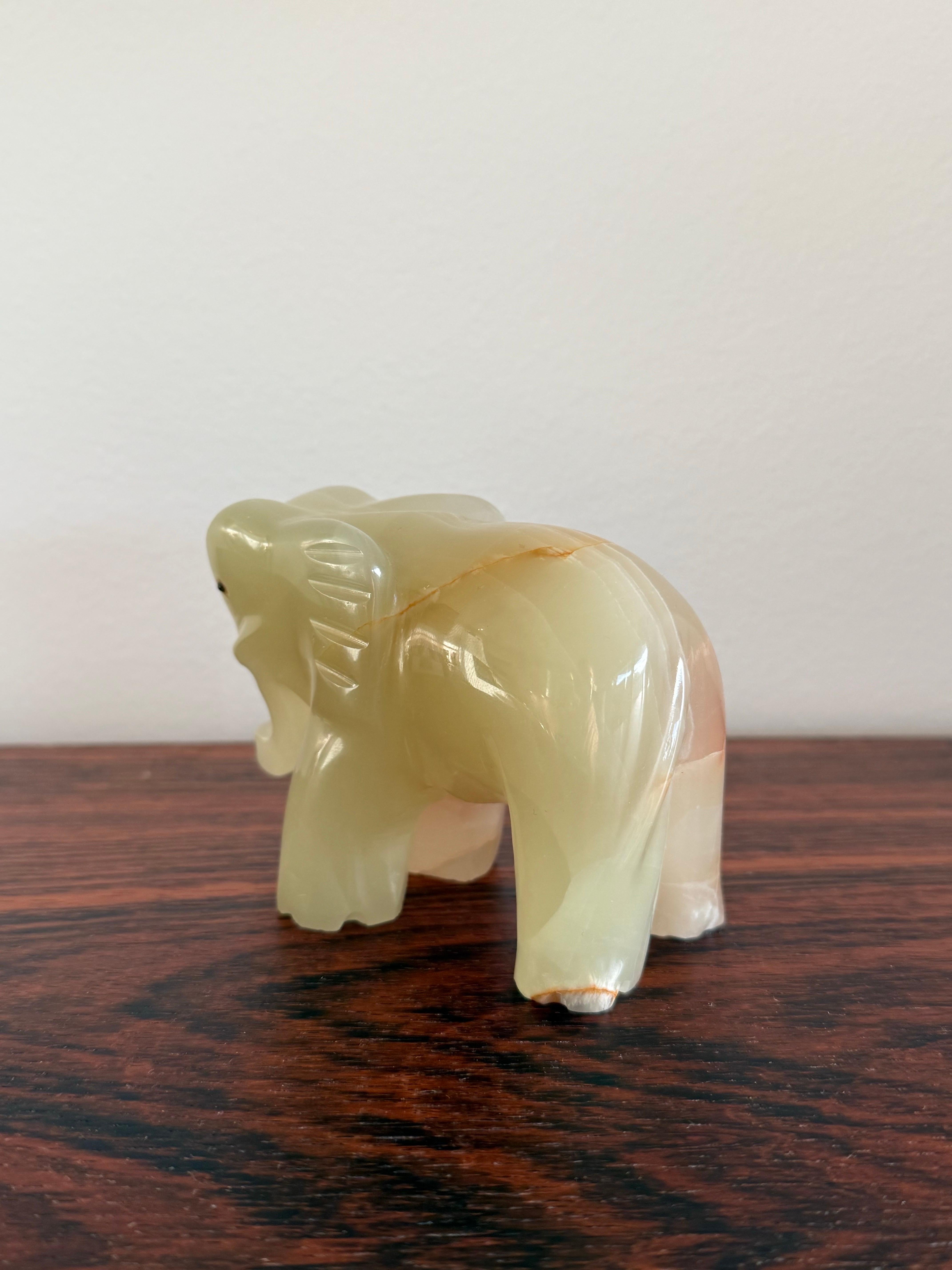 Fine XX secolo Scultura di elefante in onice intagliata a mano, anni '70 in vendita