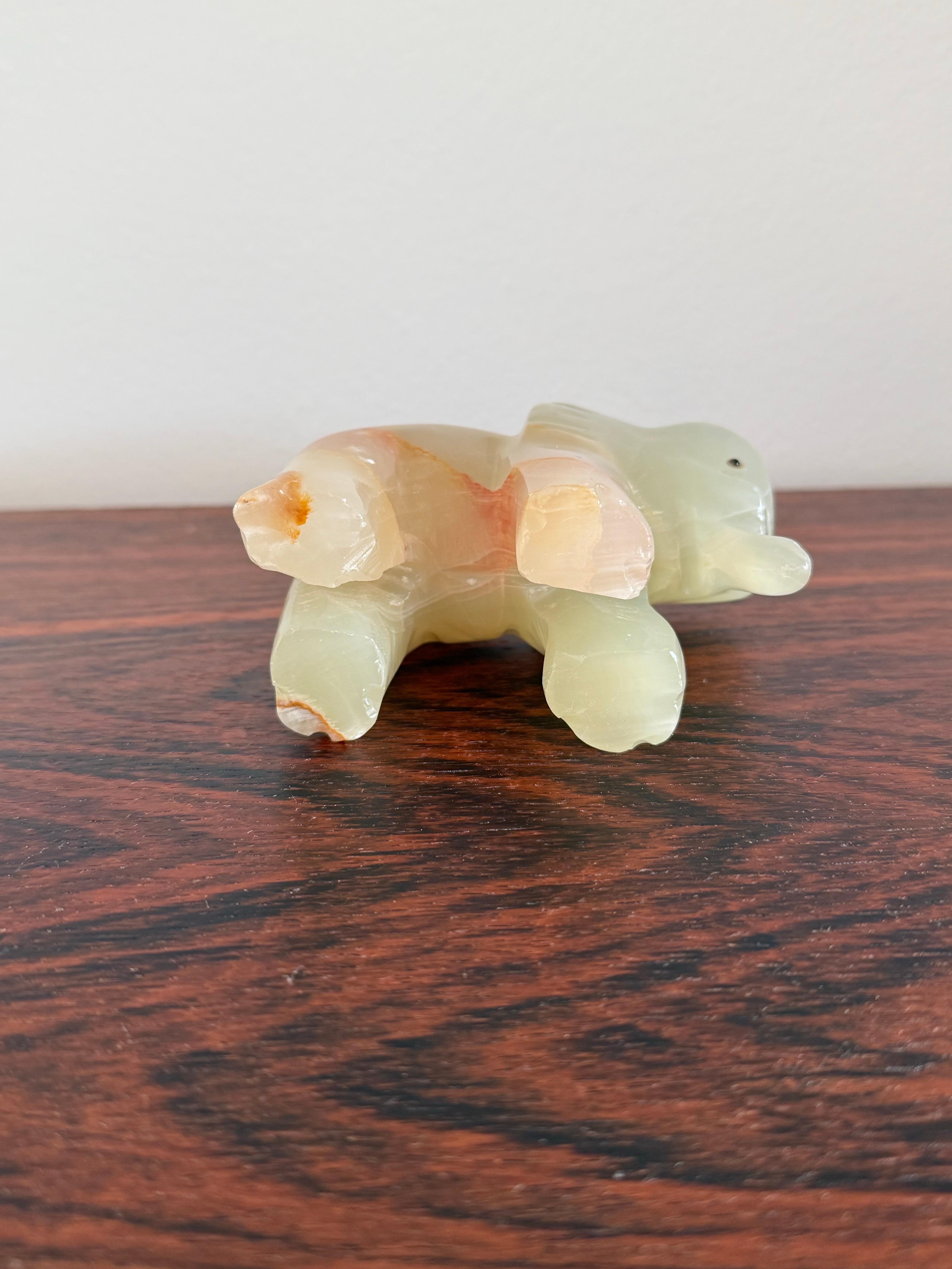 Scultura di elefante in onice intagliata a mano, anni '70 in vendita 1
