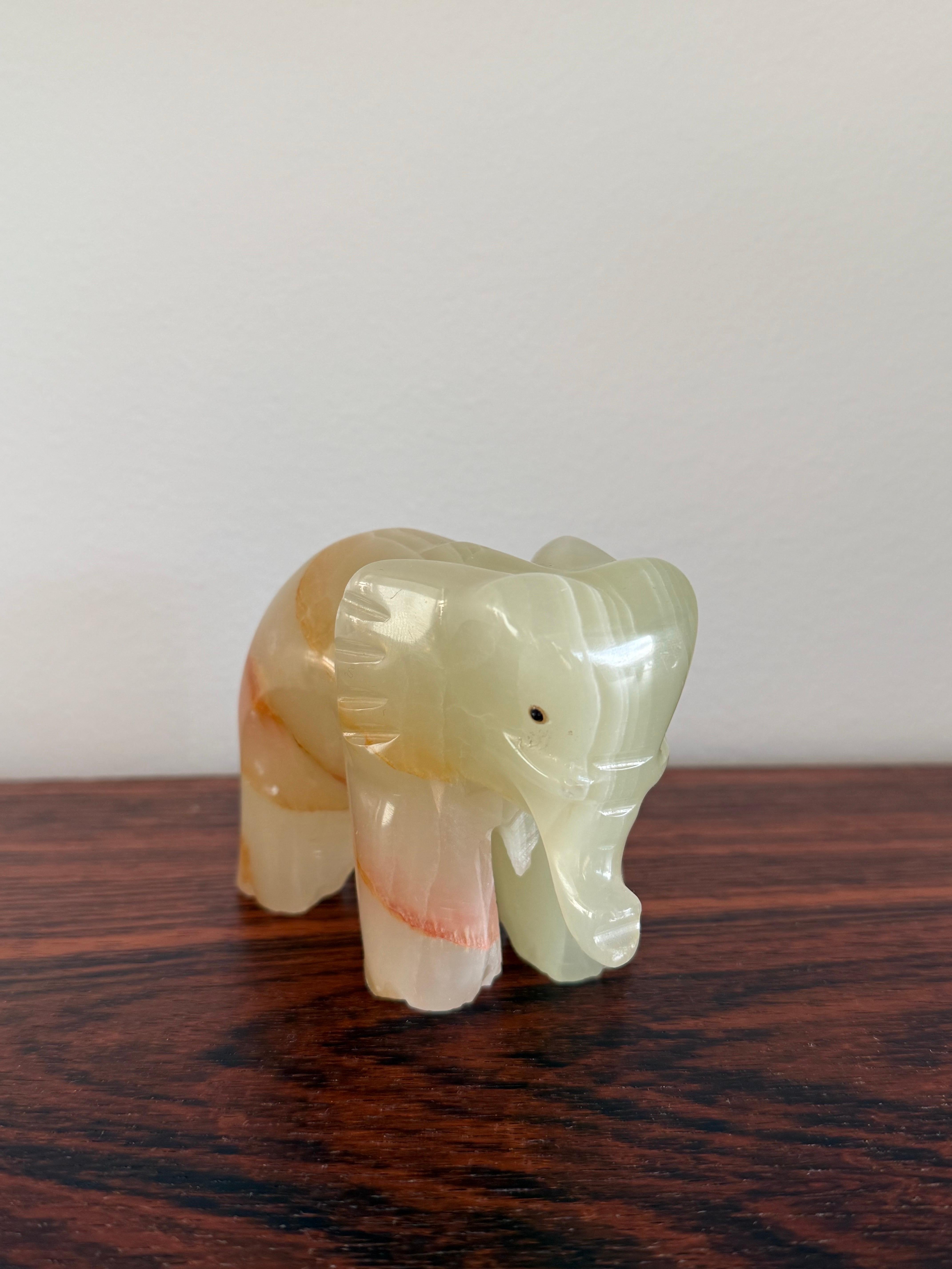 Scultura di elefante in onice intagliata a mano, anni '70 in vendita 2
