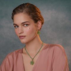 Handgeschnitzter Onyx vergoldeter Blumenanhänger