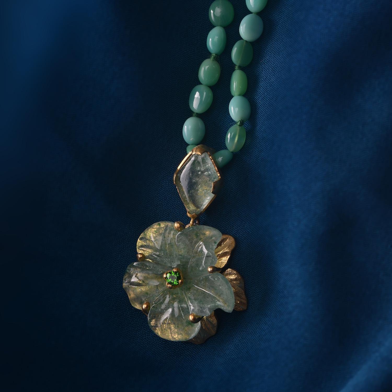 Pendentif fleur en onyx sculpté à la main et plaqué or Neuf - En vente à Frome, Somerset