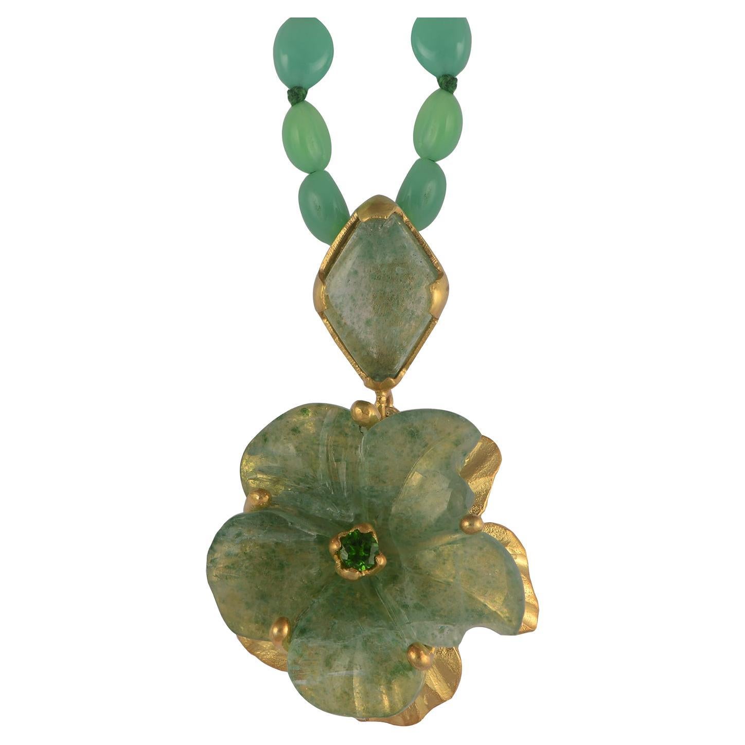 Ciondolo a forma di fiore con placcatura in oro e onice intagliato a mano