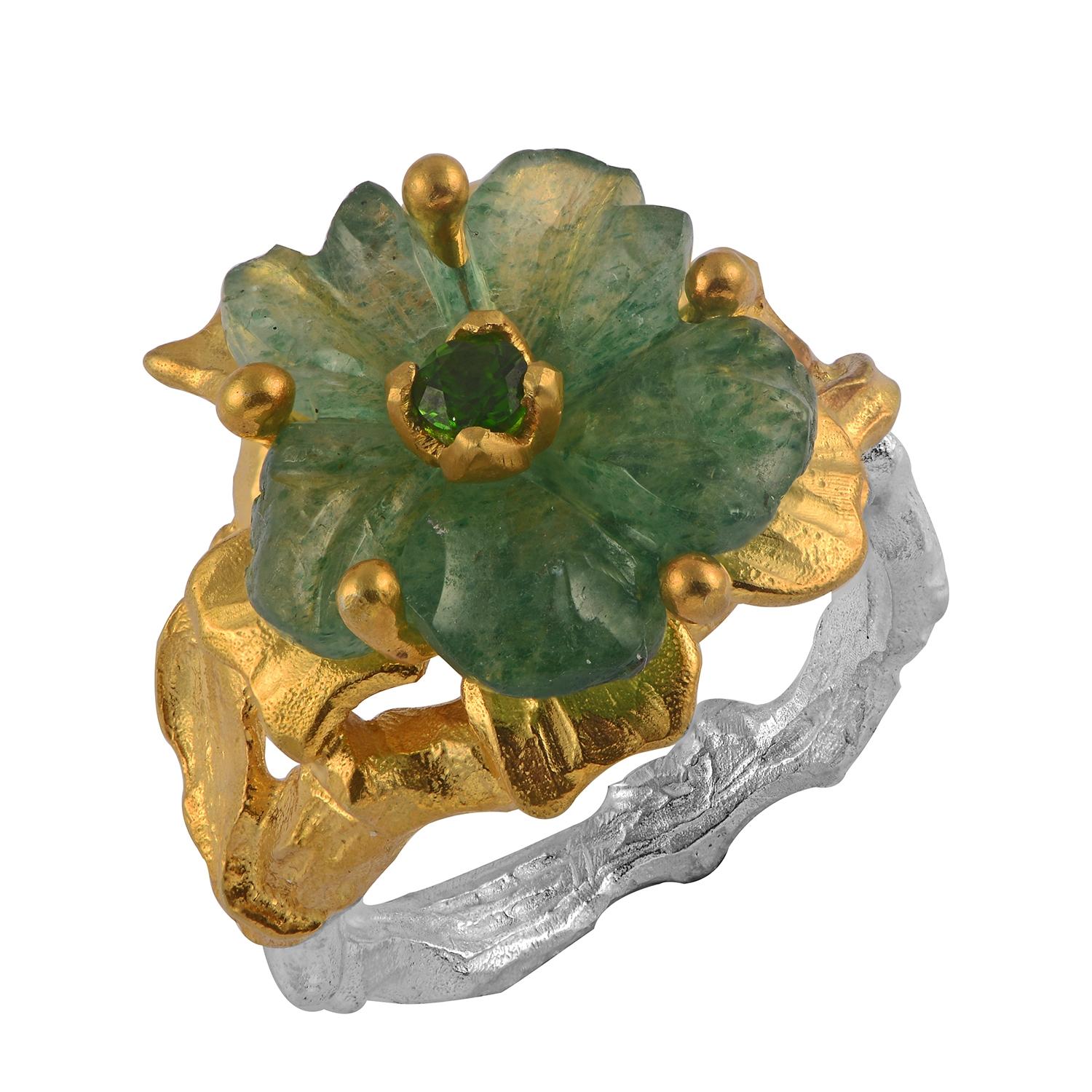 

Dieser Onyx-Blumenring wurde nach der alten Kunst der Steinmetzkunst hergestellt. 
Jeder Ring hat eine handgeschnitzte Erdbeer-Onyxblüte, die in ein Chrom-Diopsid eingebettet ist. Der Schaft des Rings ist mit einer Handgravur verziert. Der Ring