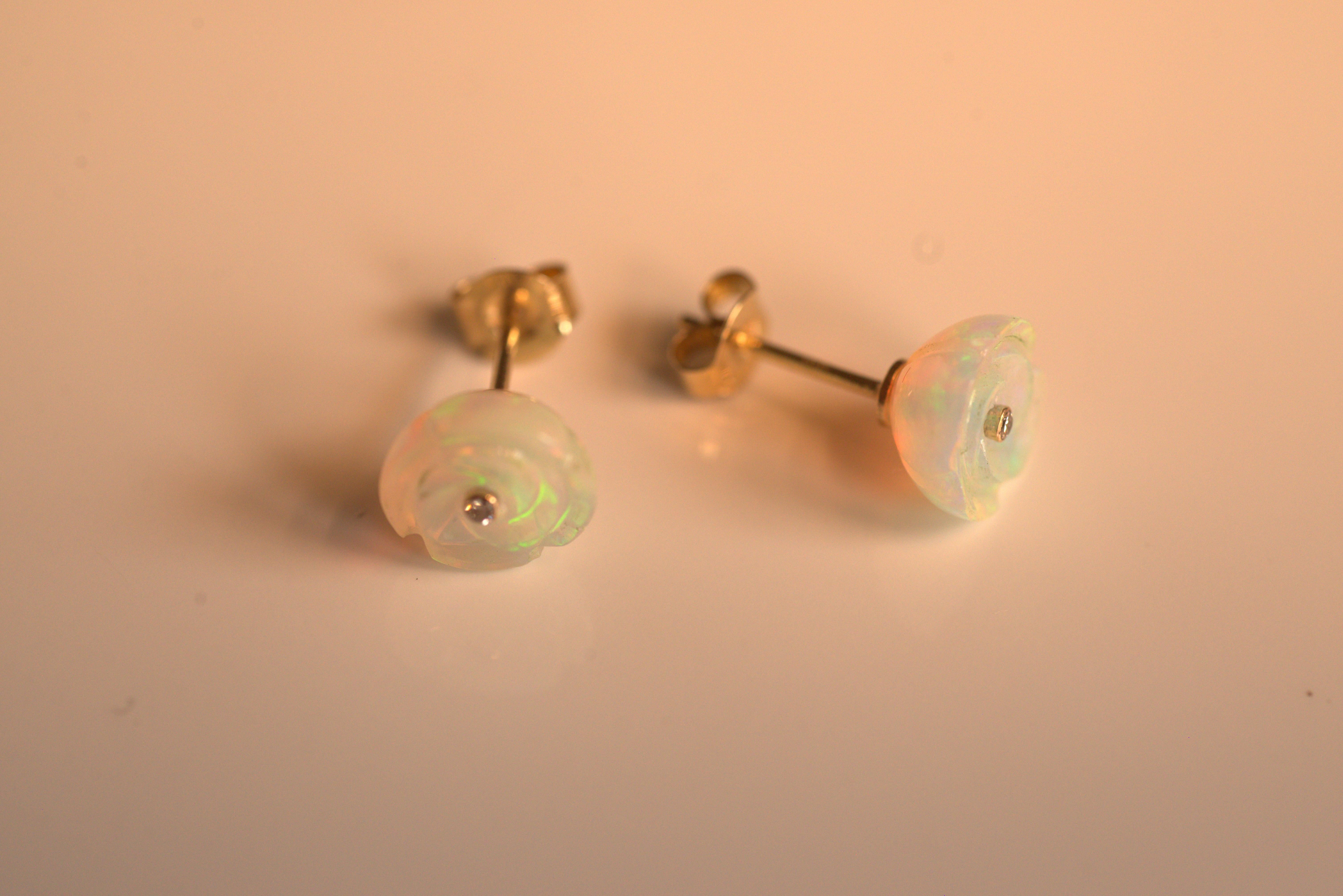 Handgeschnitzter Opal-Rosen- und Diamant-Ohrring aus 18 Karat Gelbgold (Rundschliff) im Angebot