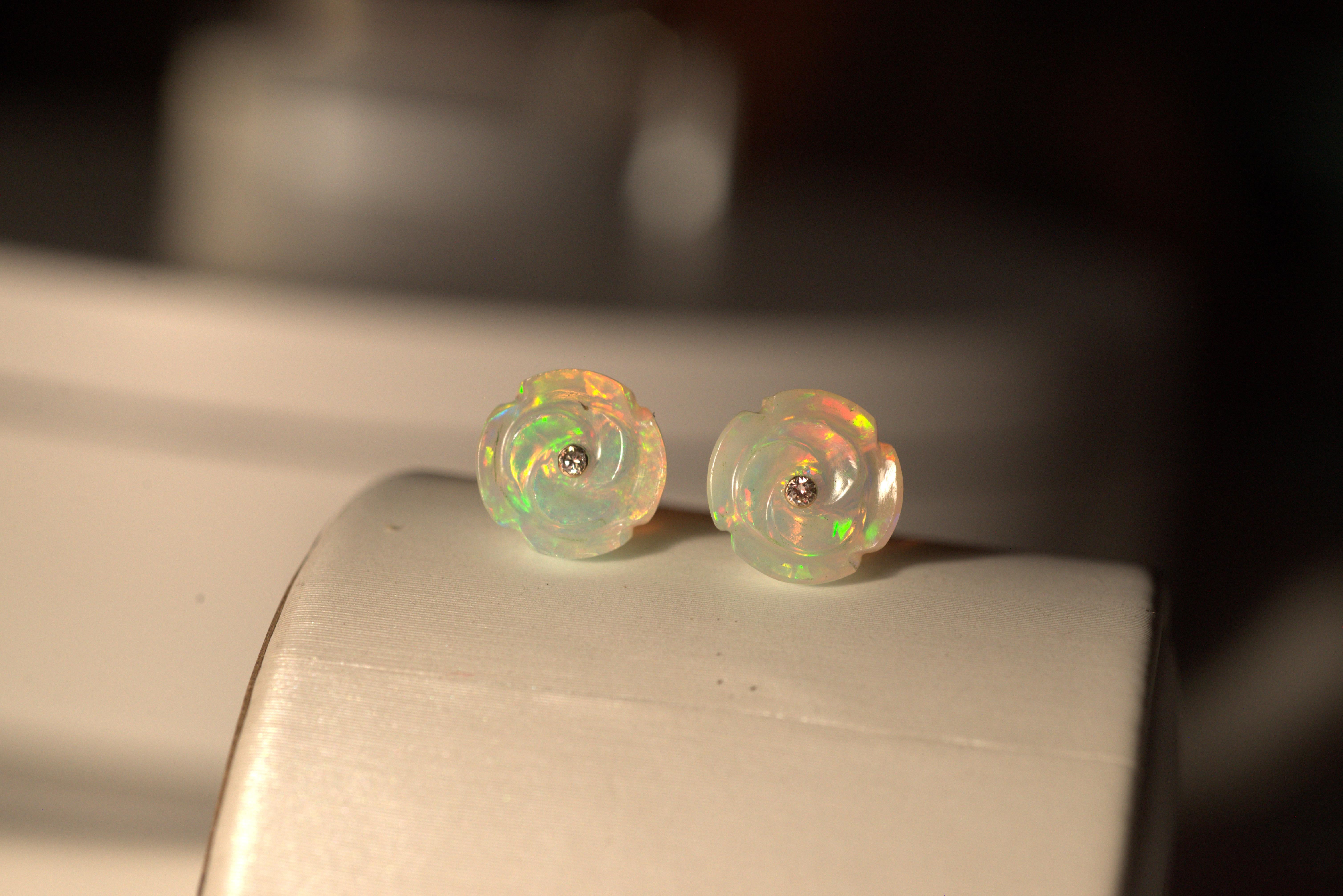 Handgeschnitzter Opal-Rosen- und Diamant-Ohrring aus 18 Karat Gelbgold im Zustand „Neu“ im Angebot in Westport, CT