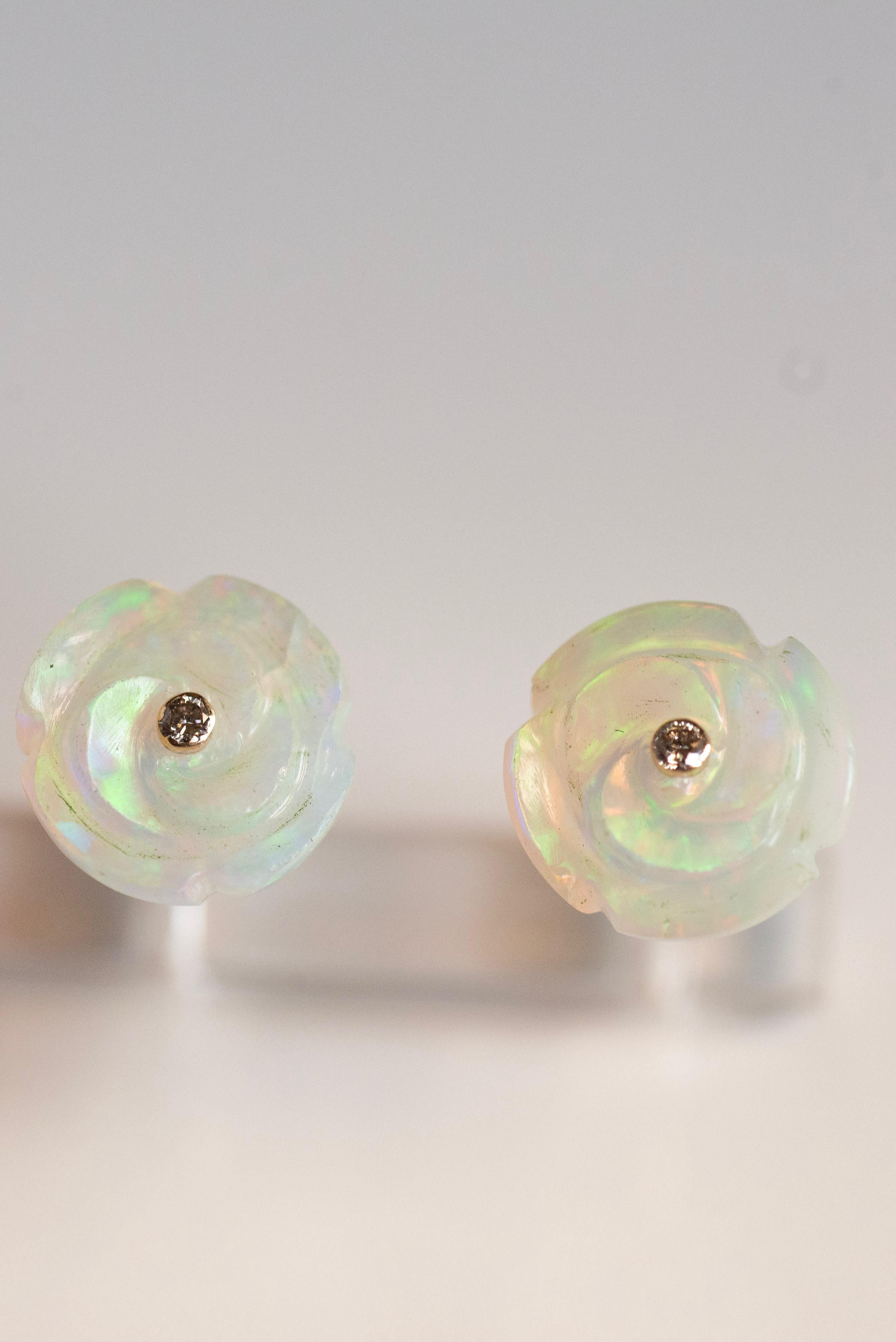 Boucle d'oreille en or jaune 18 carats avec opale rose et diamants sculptés à la main en vente 3