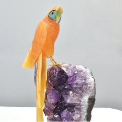 Guacamayo de Calcita Naranja tallado a mano Amazonita, Fluorita y Ónix sobre Base de Amatista