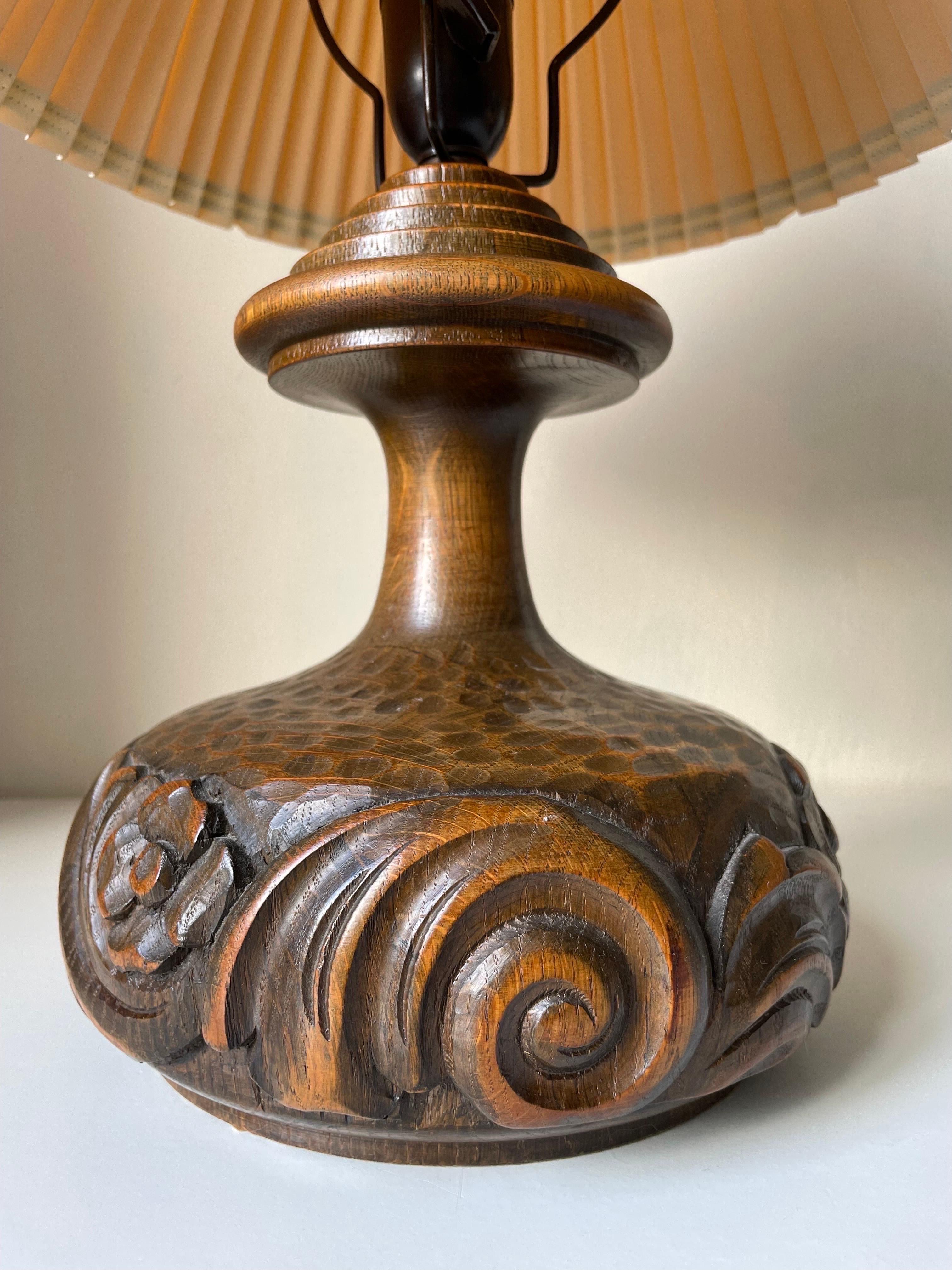 Hand-Carved 1940s Organic Midcentury Wooden Table Lamp In Good Condition For Sale In Copenhagen, DK