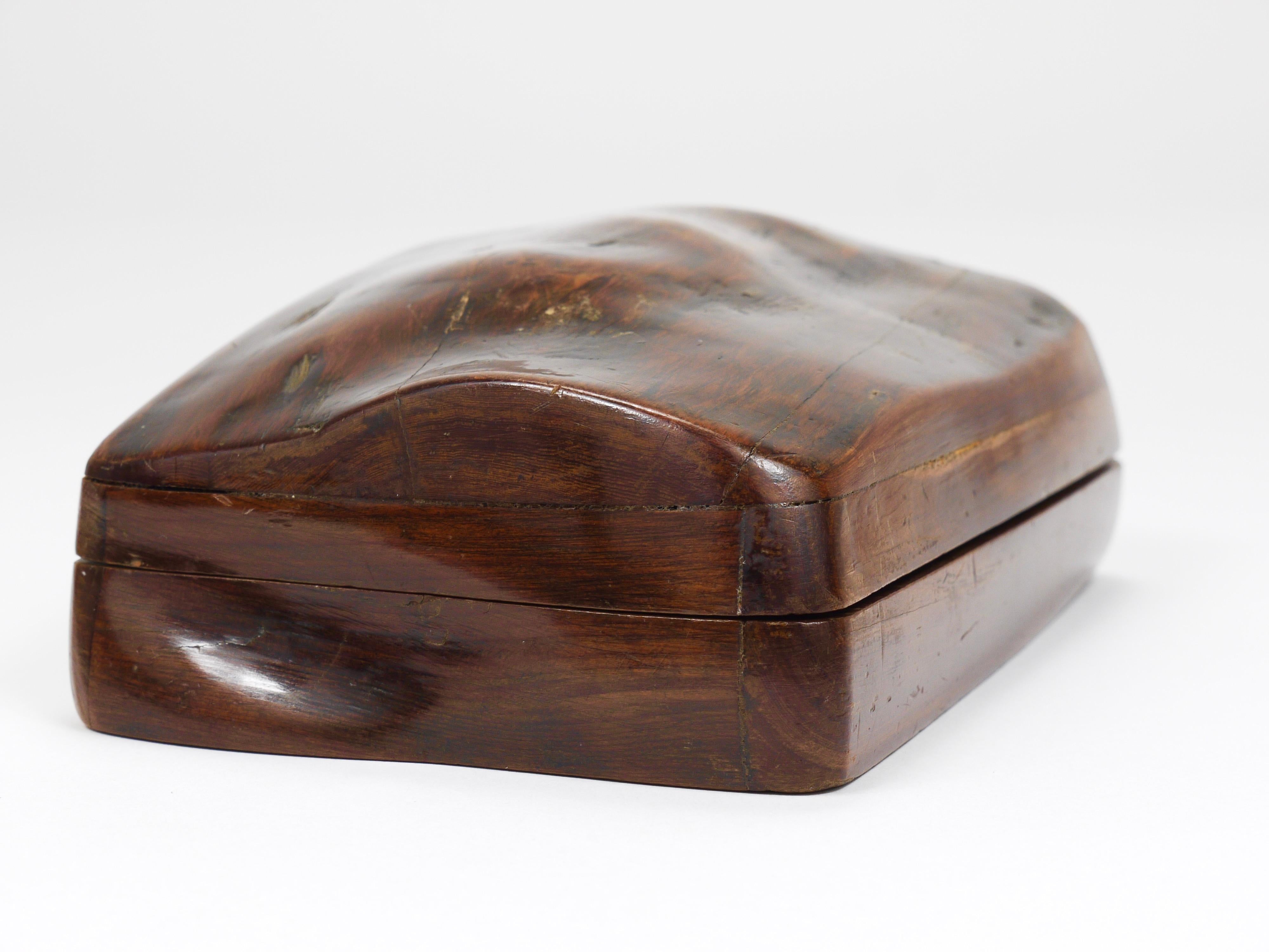 Boîte en bois organique avec couvercle, sculptée à la main, France, années 1950 en vente 7