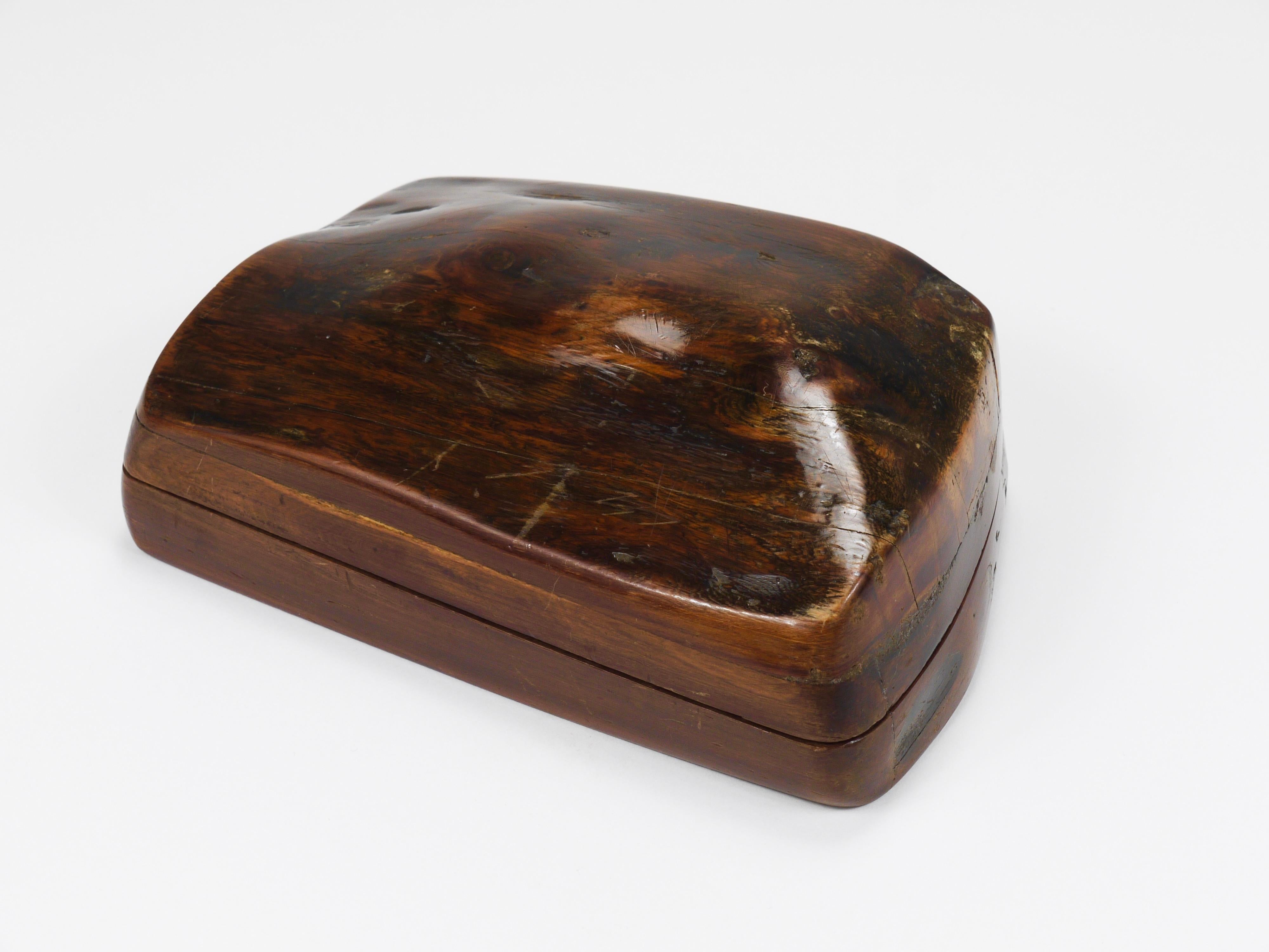 Boîte en bois organique avec couvercle, sculptée à la main, France, années 1950 en vente 8