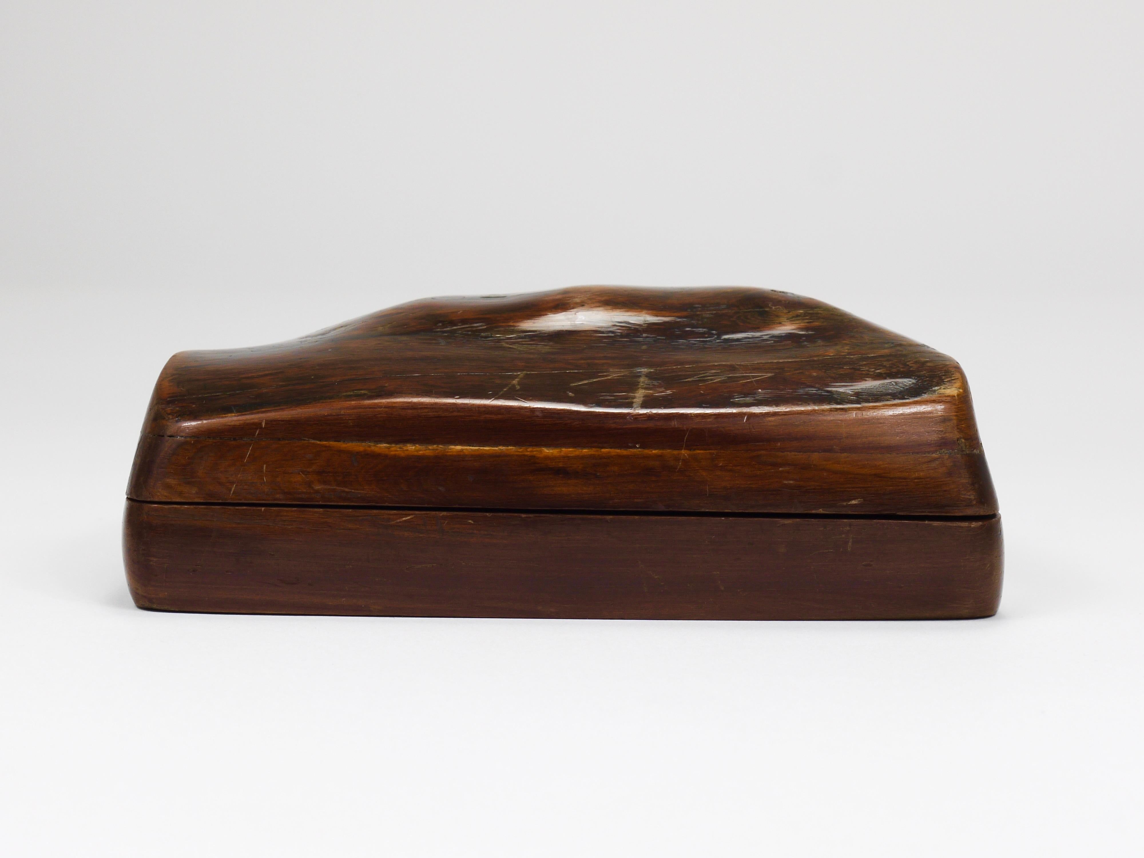 Magnifique boîte de rangement ou à bijoux en bois sculptée à la main, de forme organique, datant du milieu du siècle dernier et fabriquée en France dans les années 1950. Il est en très bon état d'origine, non restauré. Le design présente une belle
