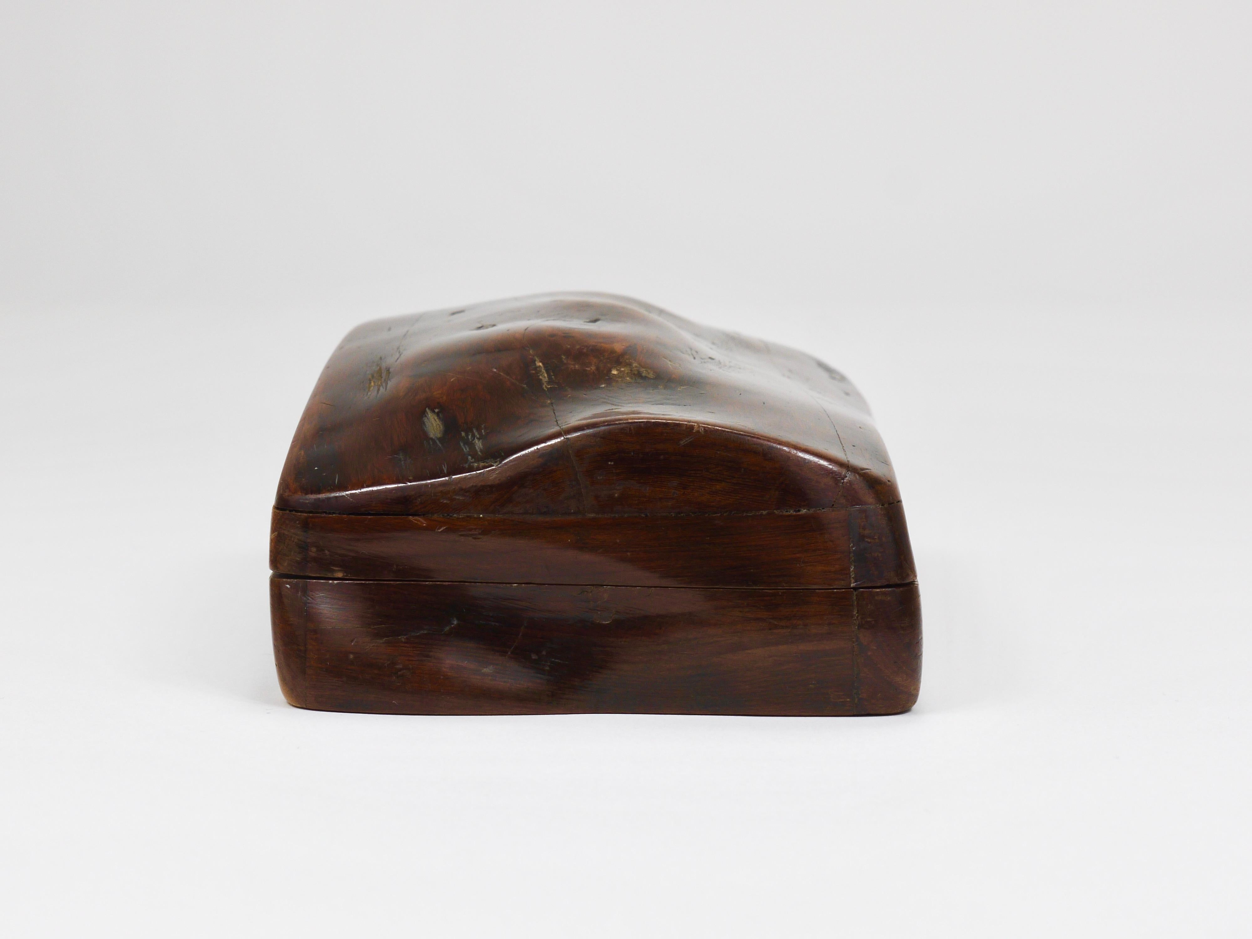 Mid-Century Modern Boîte en bois organique avec couvercle, sculptée à la main, France, années 1950 en vente