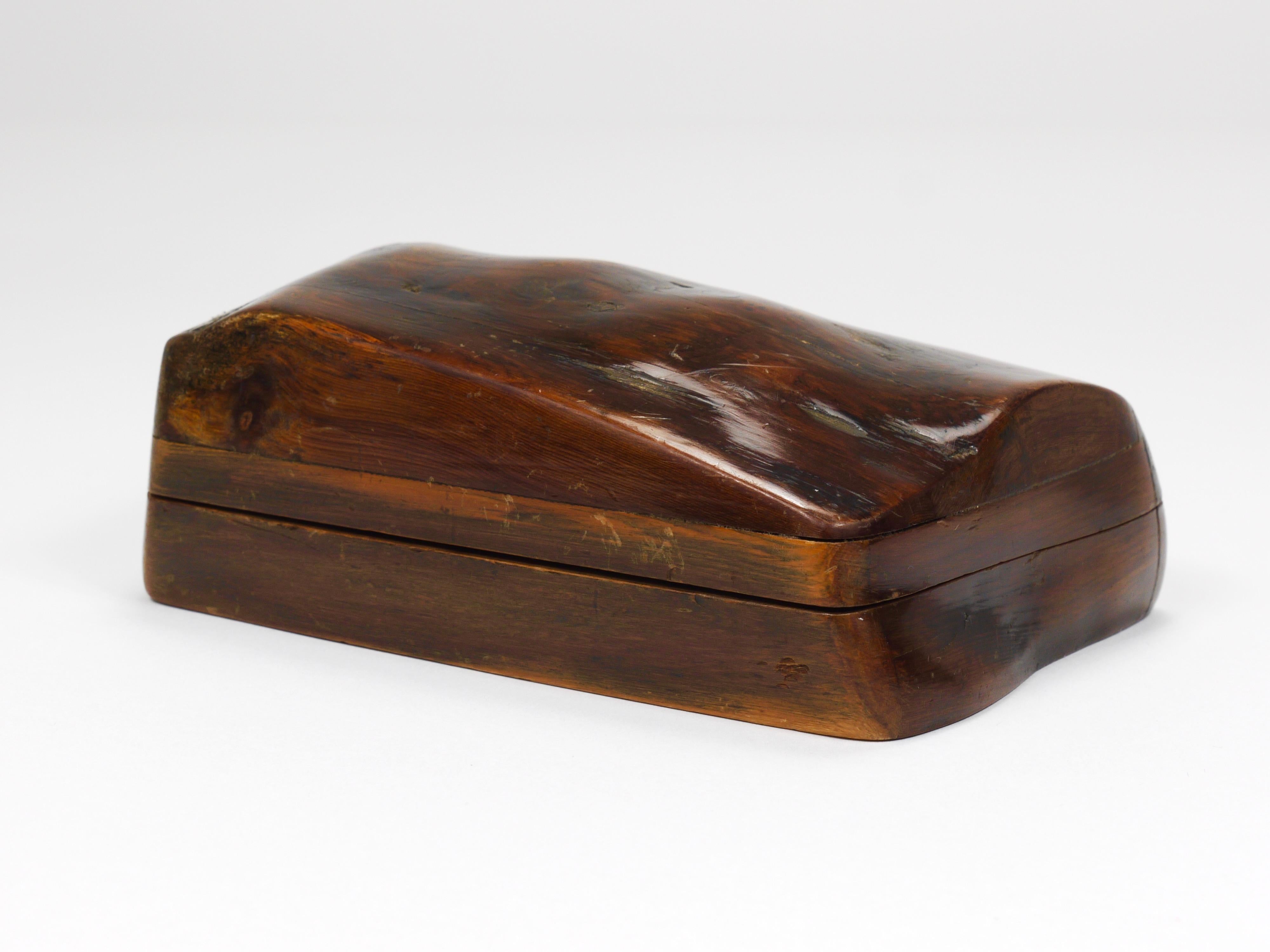 Boîte en bois organique avec couvercle, sculptée à la main, France, années 1950 Bon état - En vente à Vienna, AT