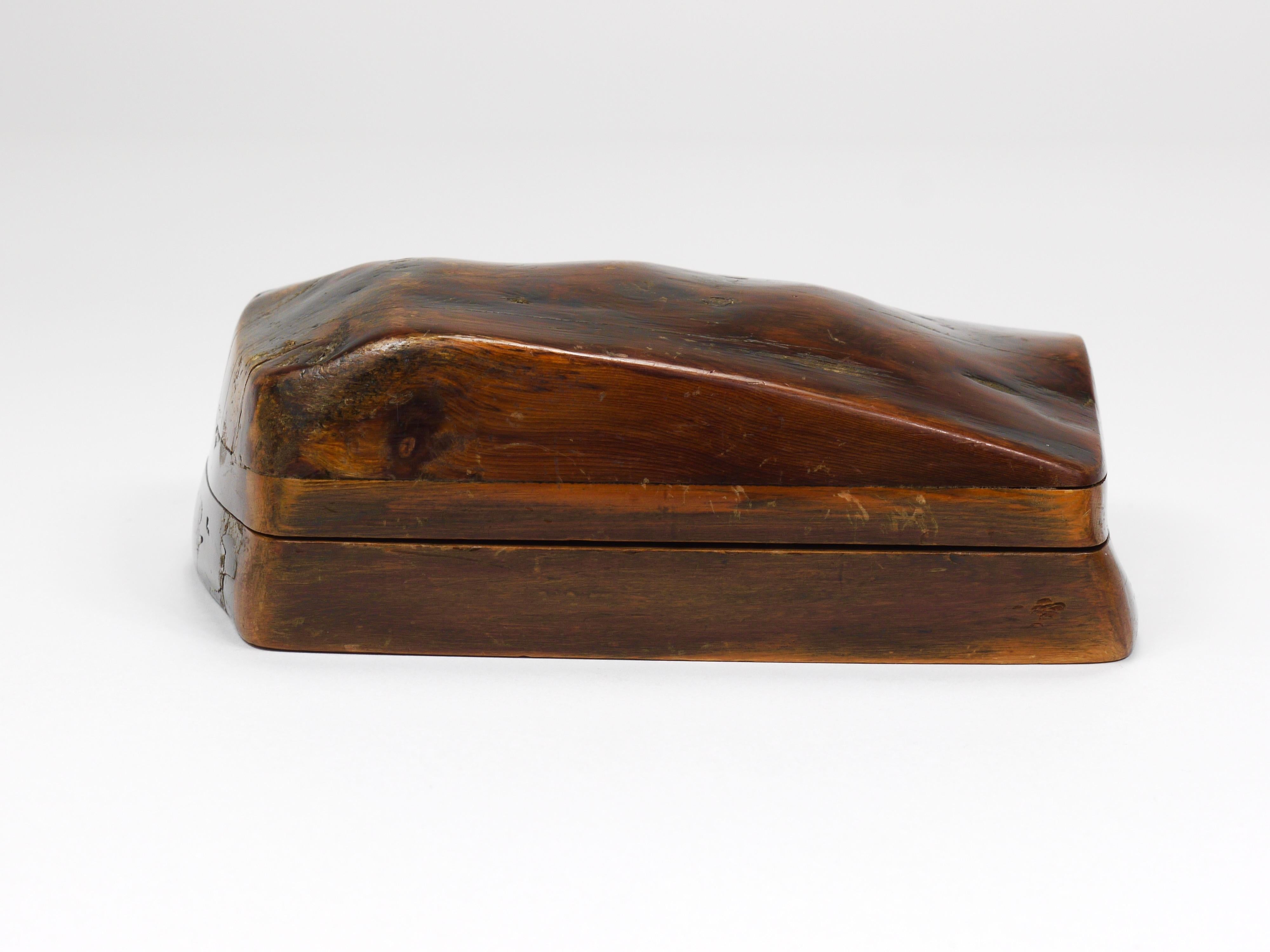 20ième siècle Boîte en bois organique avec couvercle, sculptée à la main, France, années 1950 en vente