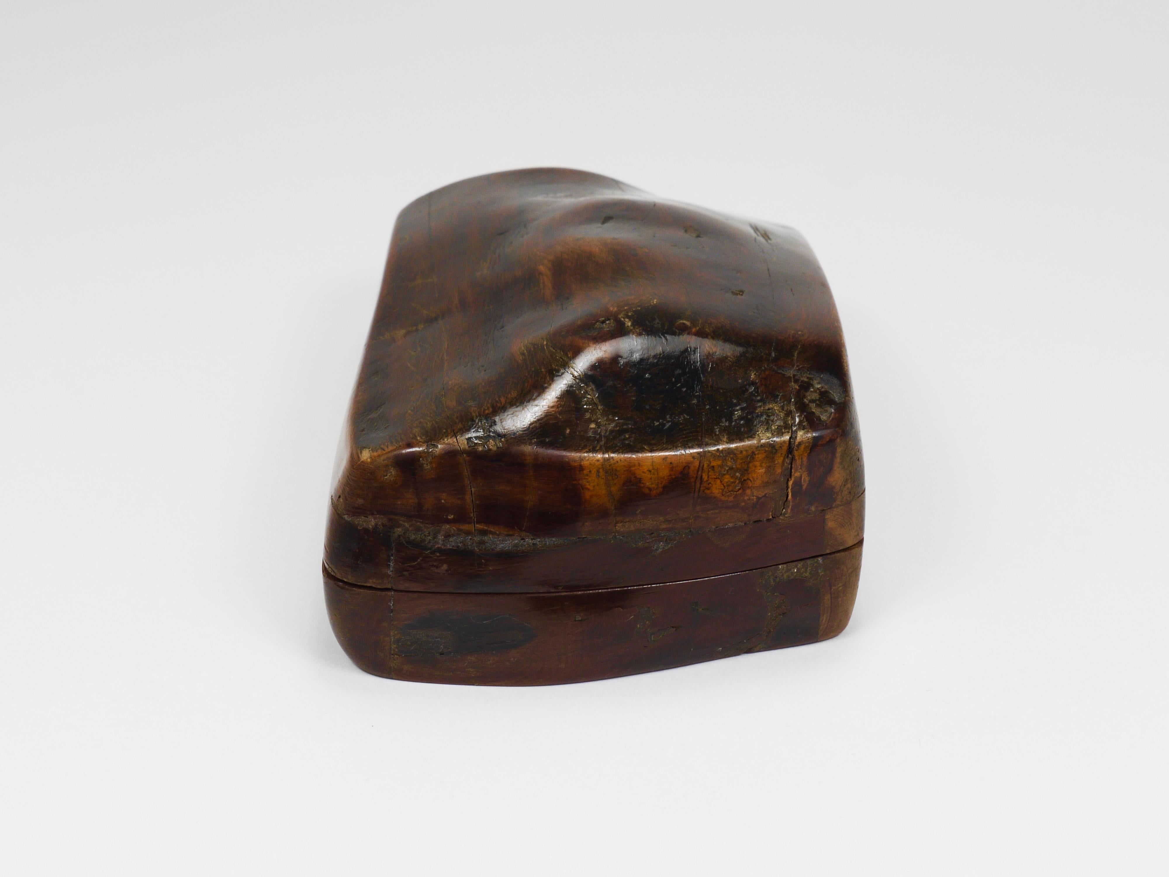 Bois Boîte en bois organique avec couvercle, sculptée à la main, France, années 1950 en vente