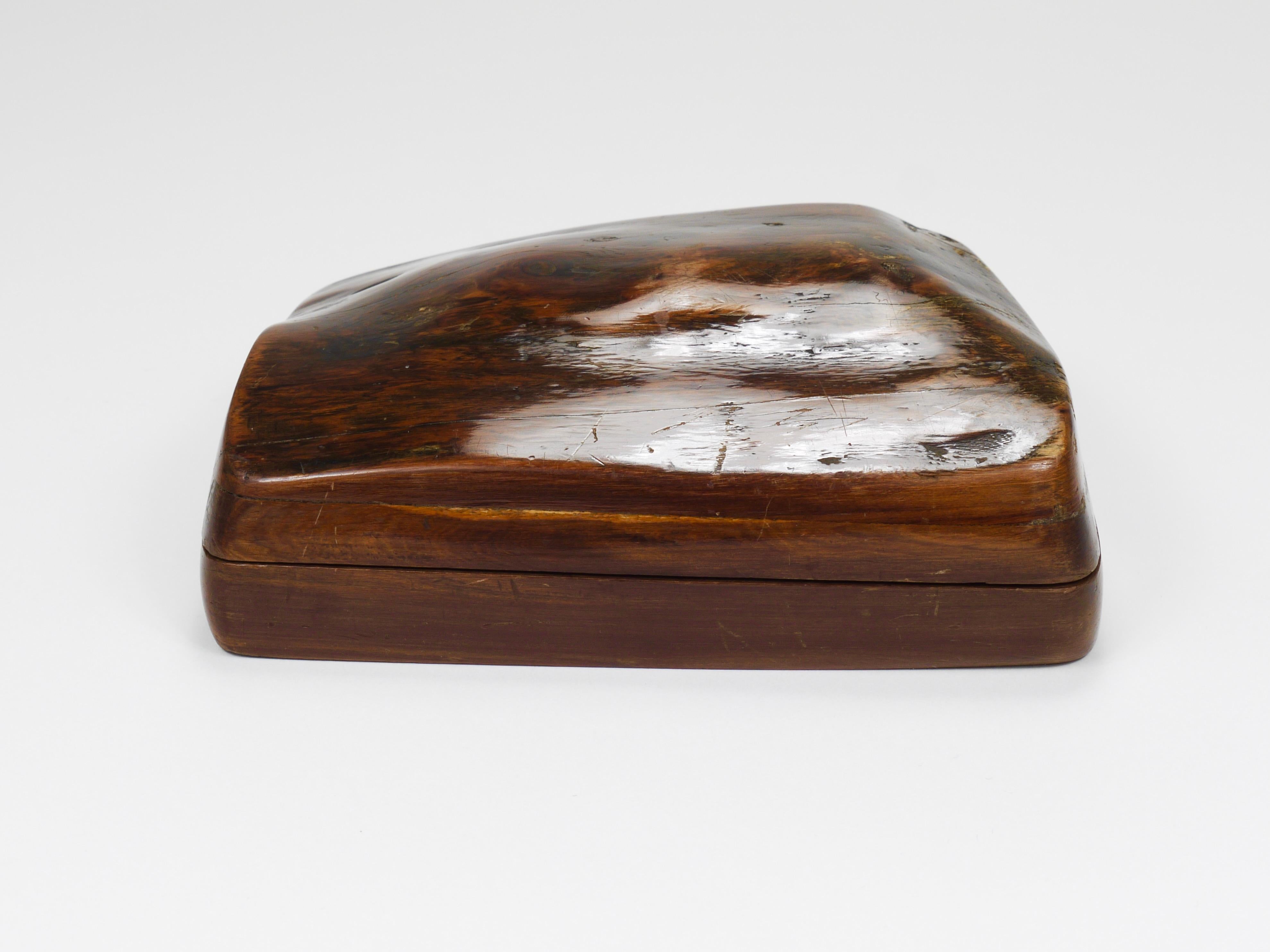 Boîte en bois organique avec couvercle, sculptée à la main, France, années 1950 en vente 1