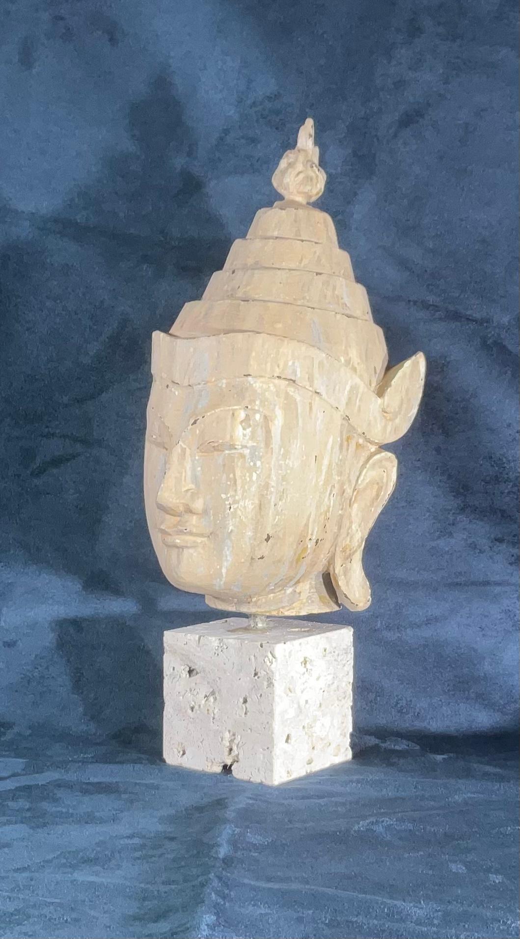 Bel exemple de tête de Bouddha oriental en bois massif sculpté à la main, en bon état général, peint à la main et l'ornement supérieur est en bronze. Monté sur une base décorative en corail véritable.
   