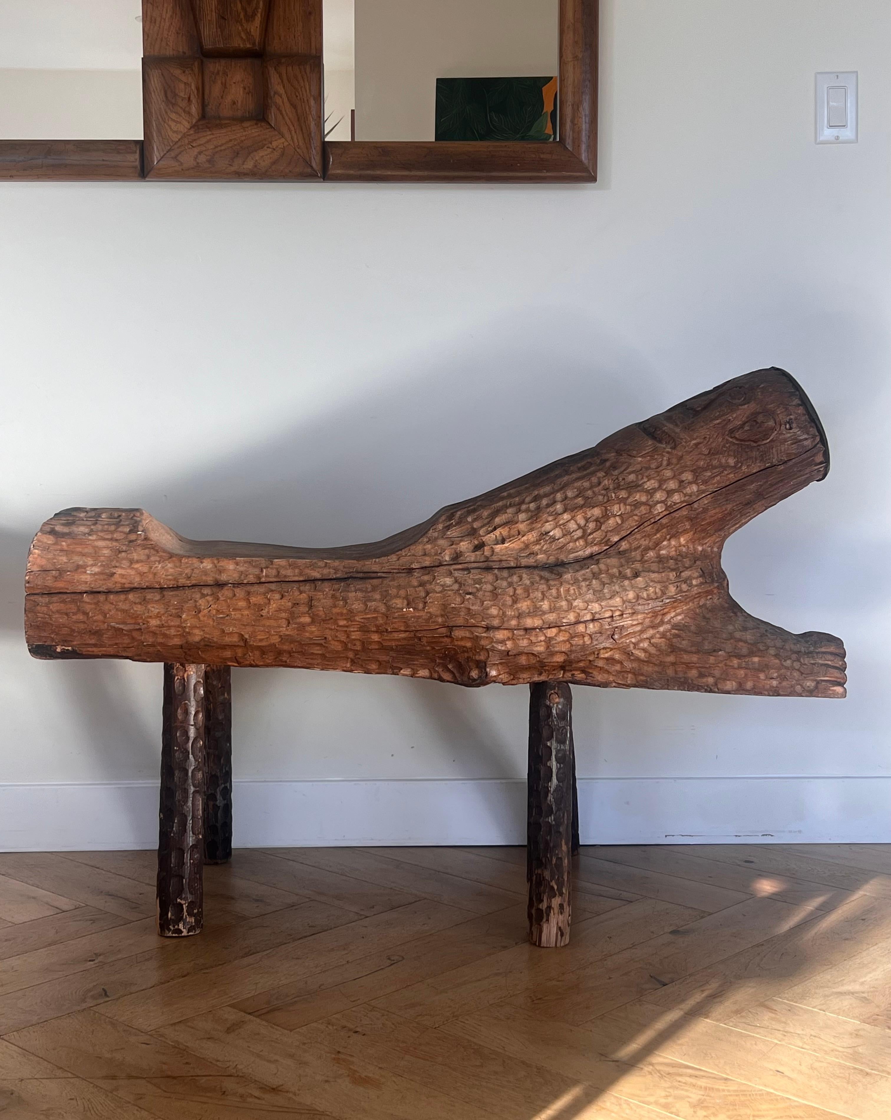 Banc d'art outsider avec visage, sculpté à la main, Twentieth en vente 5