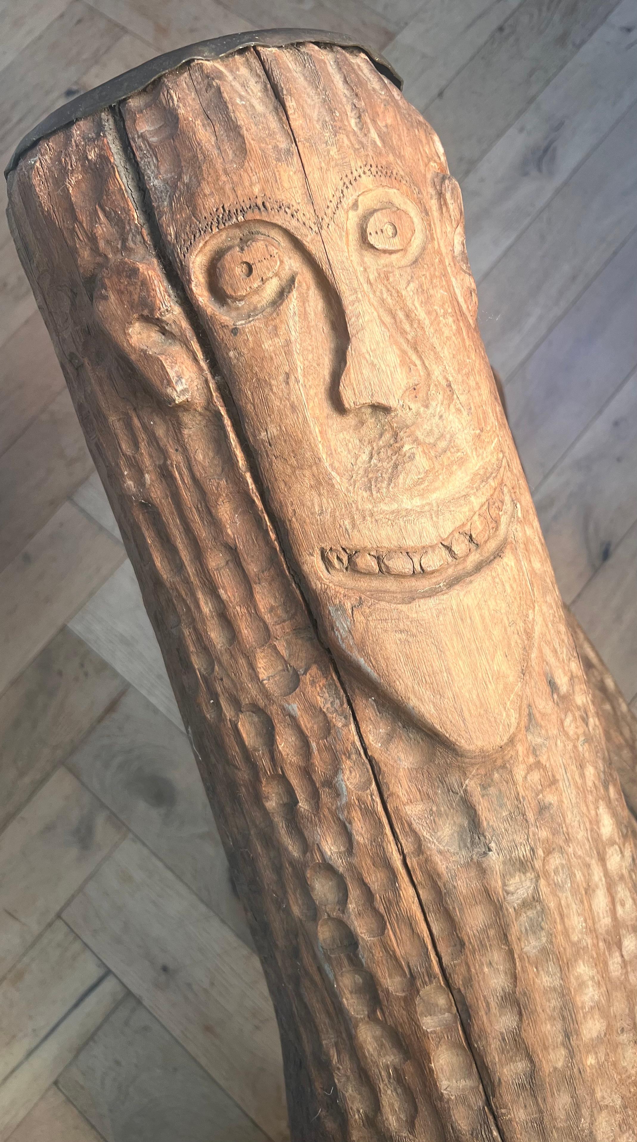 Banc d'art outsider avec visage, sculpté à la main, Twentieth en vente 10