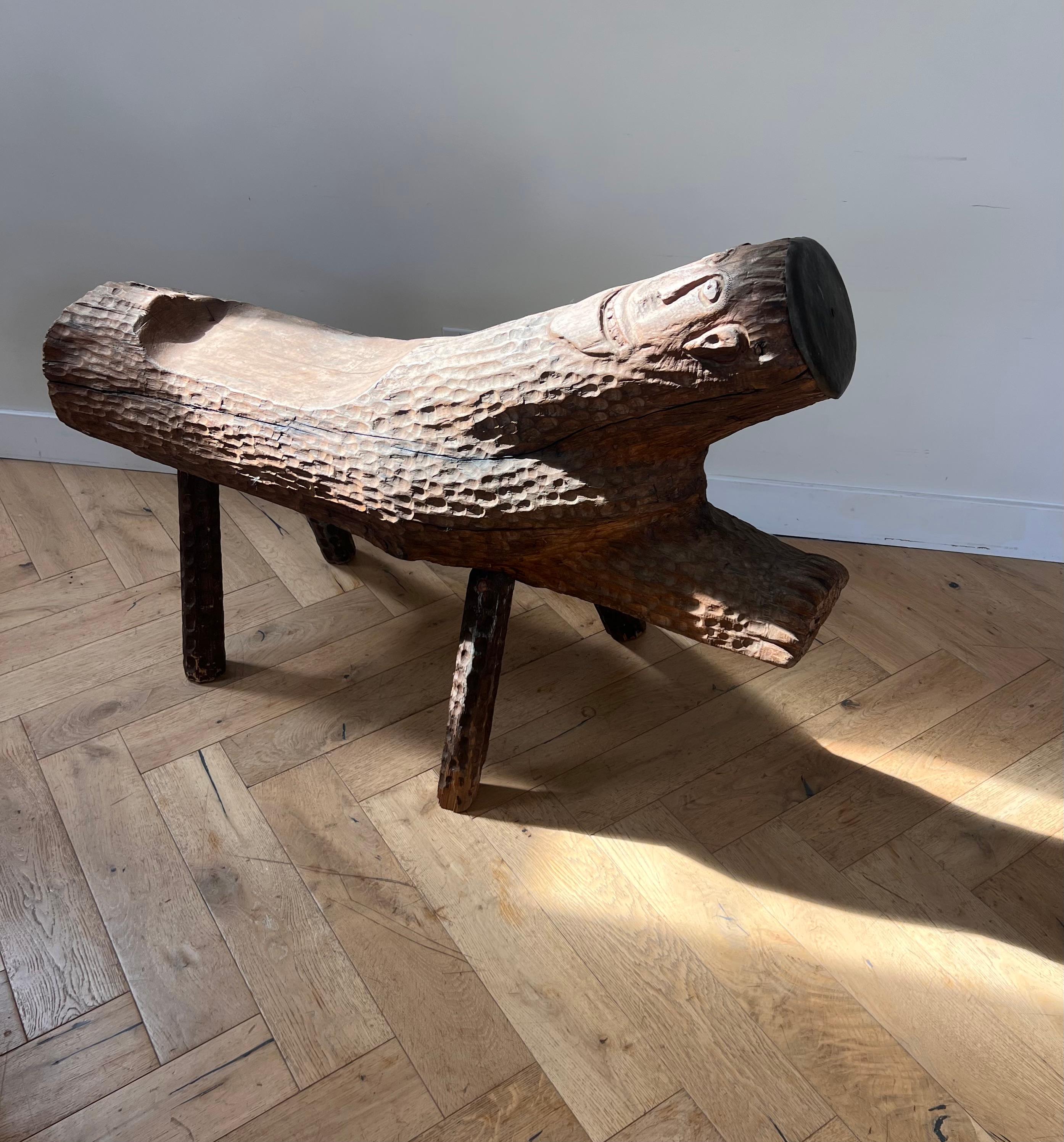 Artisanat Banc d'art outsider avec visage, sculpté à la main, Twentieth en vente