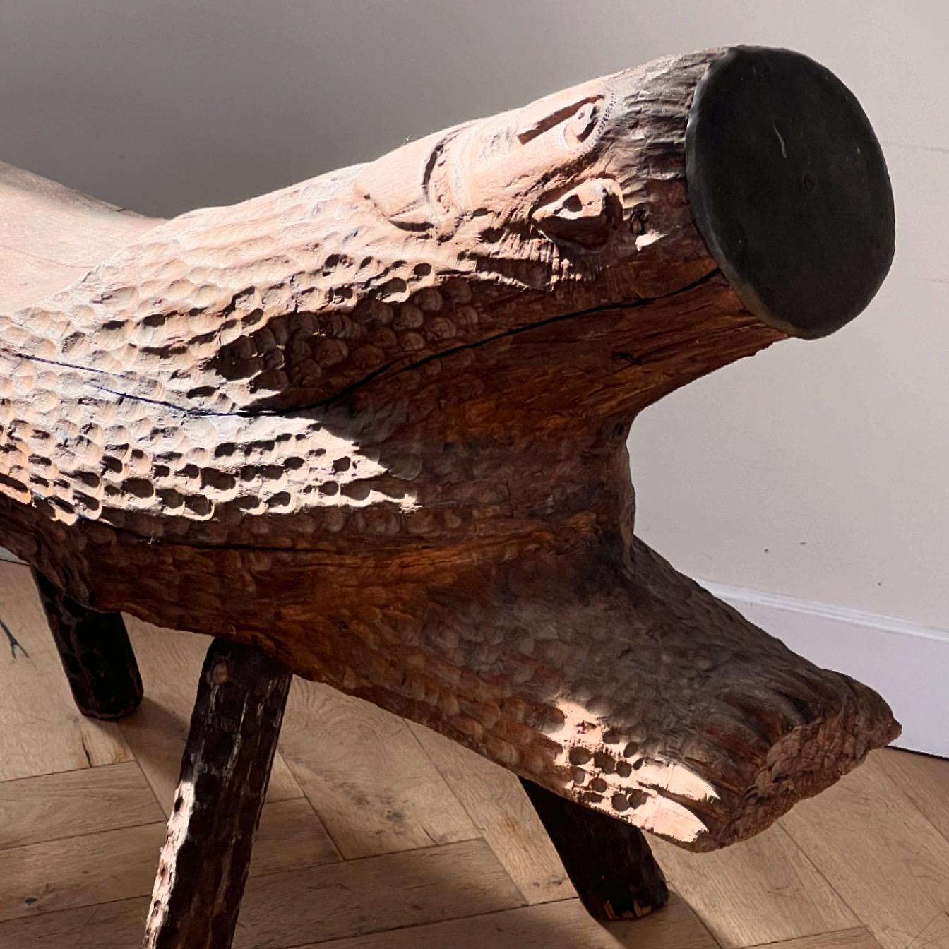 Américain Banc d'art outsider avec visage, sculpté à la main, Twentieth en vente