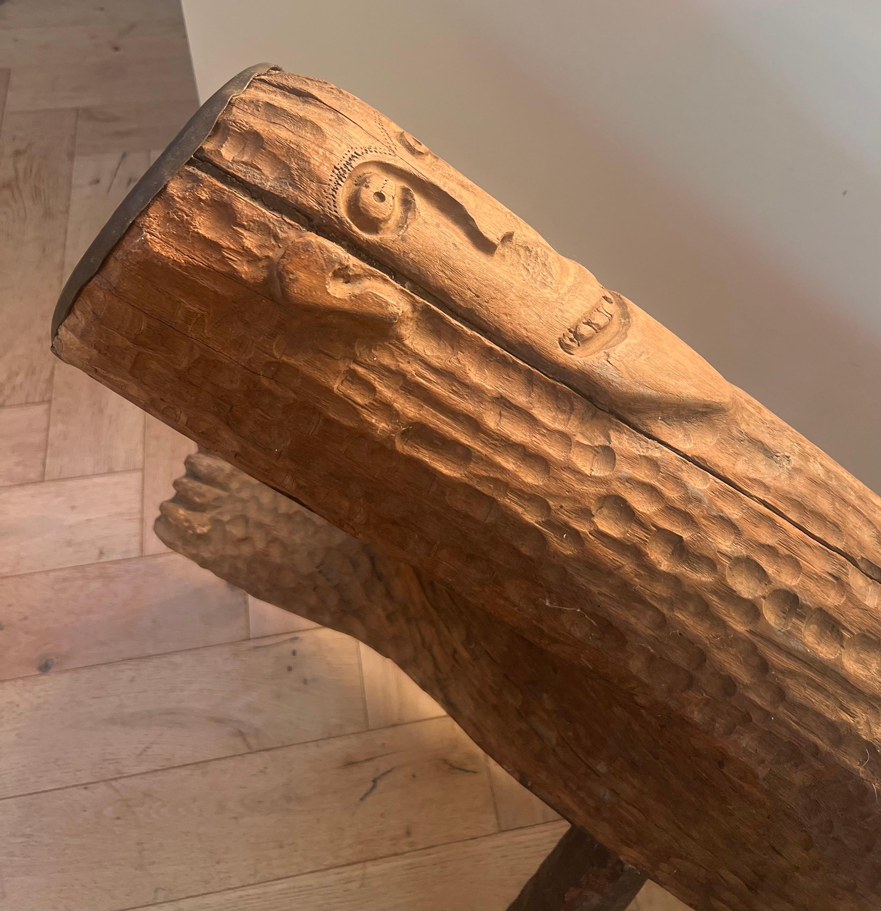 Banc d'art outsider avec visage, sculpté à la main, Twentieth en vente 1