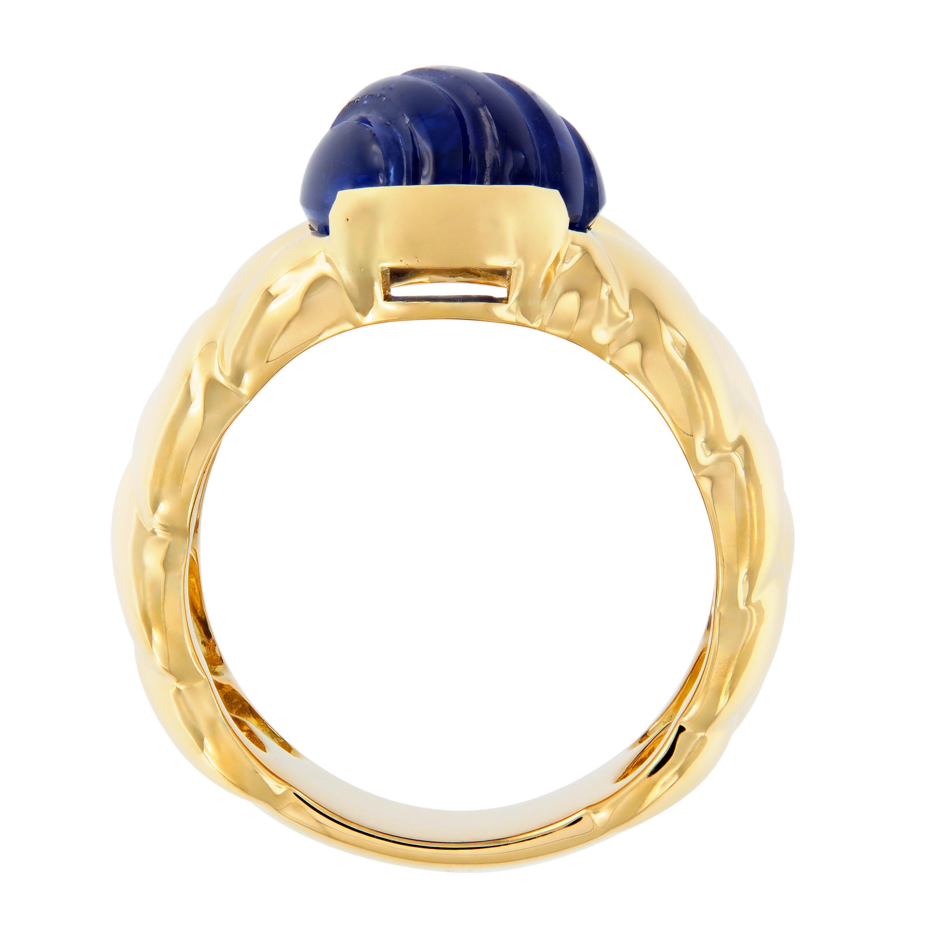 Modern Hand Carved Oval Cabochon Blue Sapphire 18 Karat Yellow Gold Ring For Sale