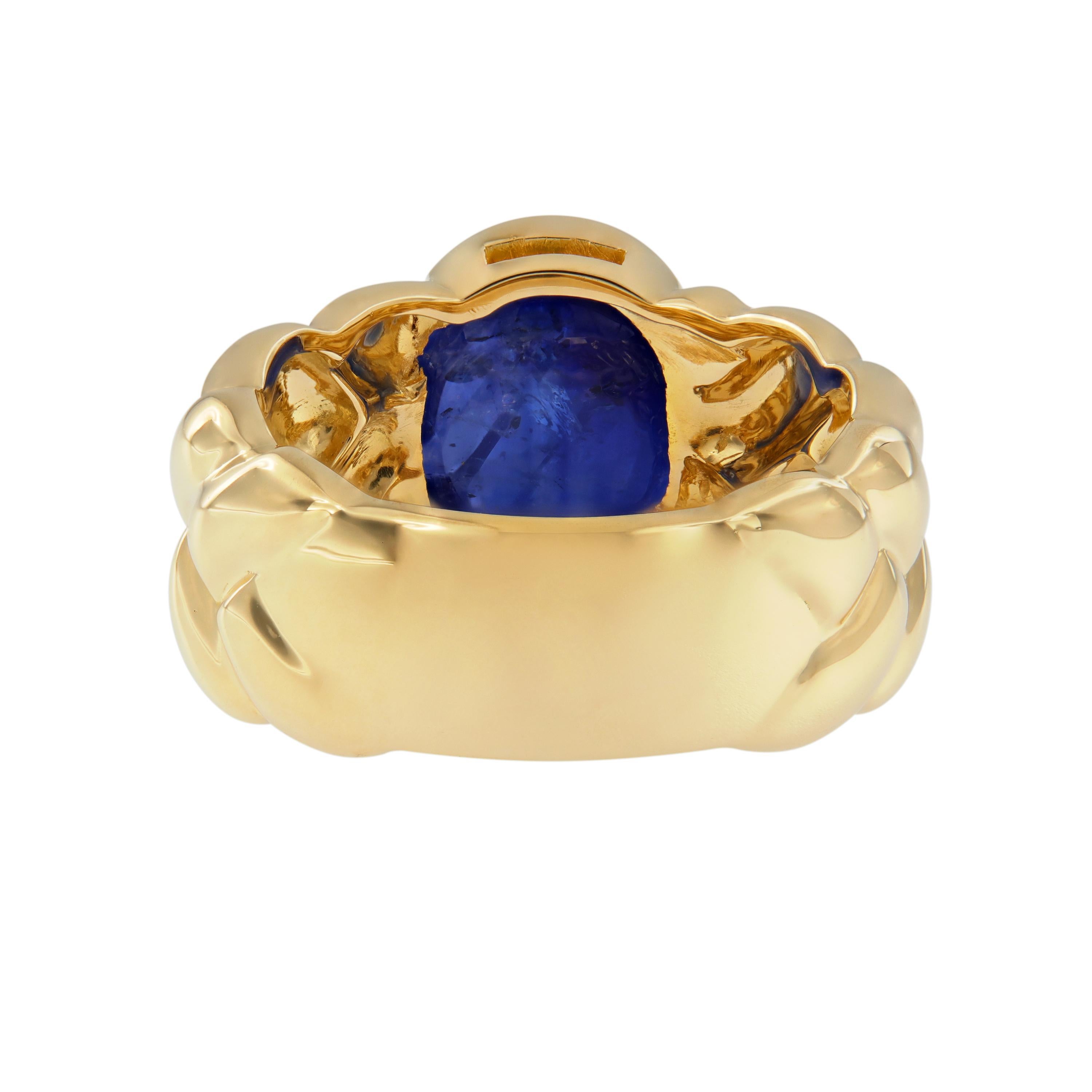 Hand Carved Oval Cabochon Blue Sapphire 18 Karat Yellow Gold Ring In New Condition For Sale In Troy, MI