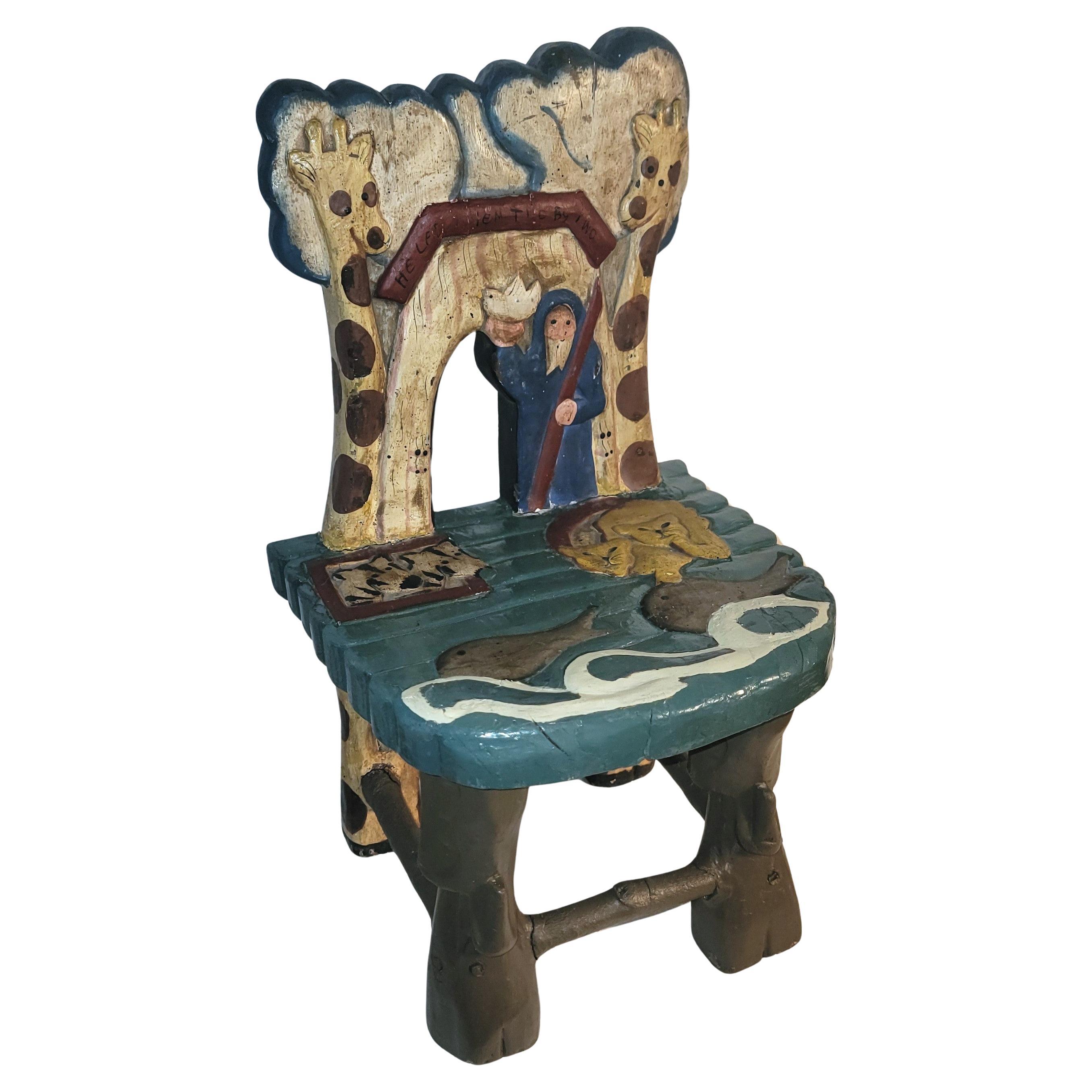 Chaise pour enfant Arche de Noé sculptée et peinte à la main en vente