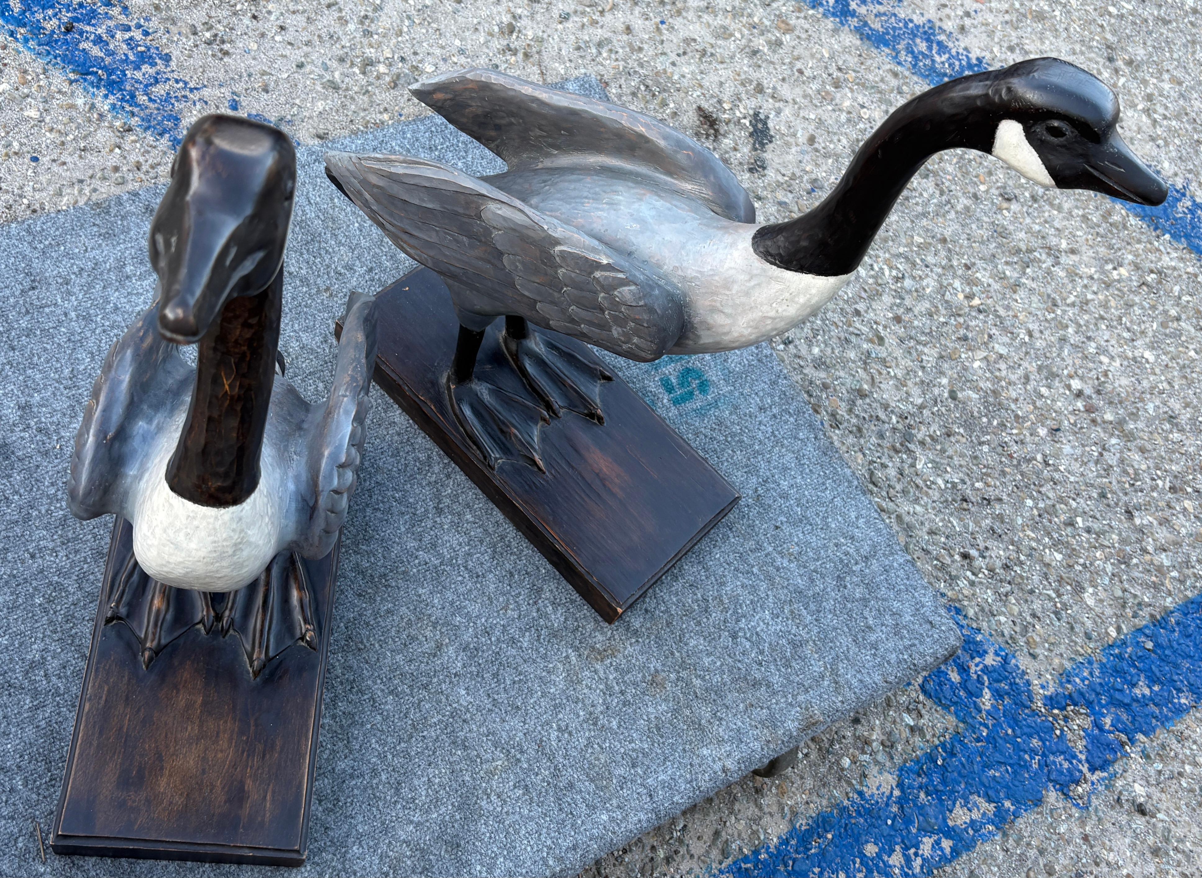 Handgeschnitzte & bemalte große kanadische Gänse - Paar im Zustand „Gut“ im Angebot in Los Angeles, CA