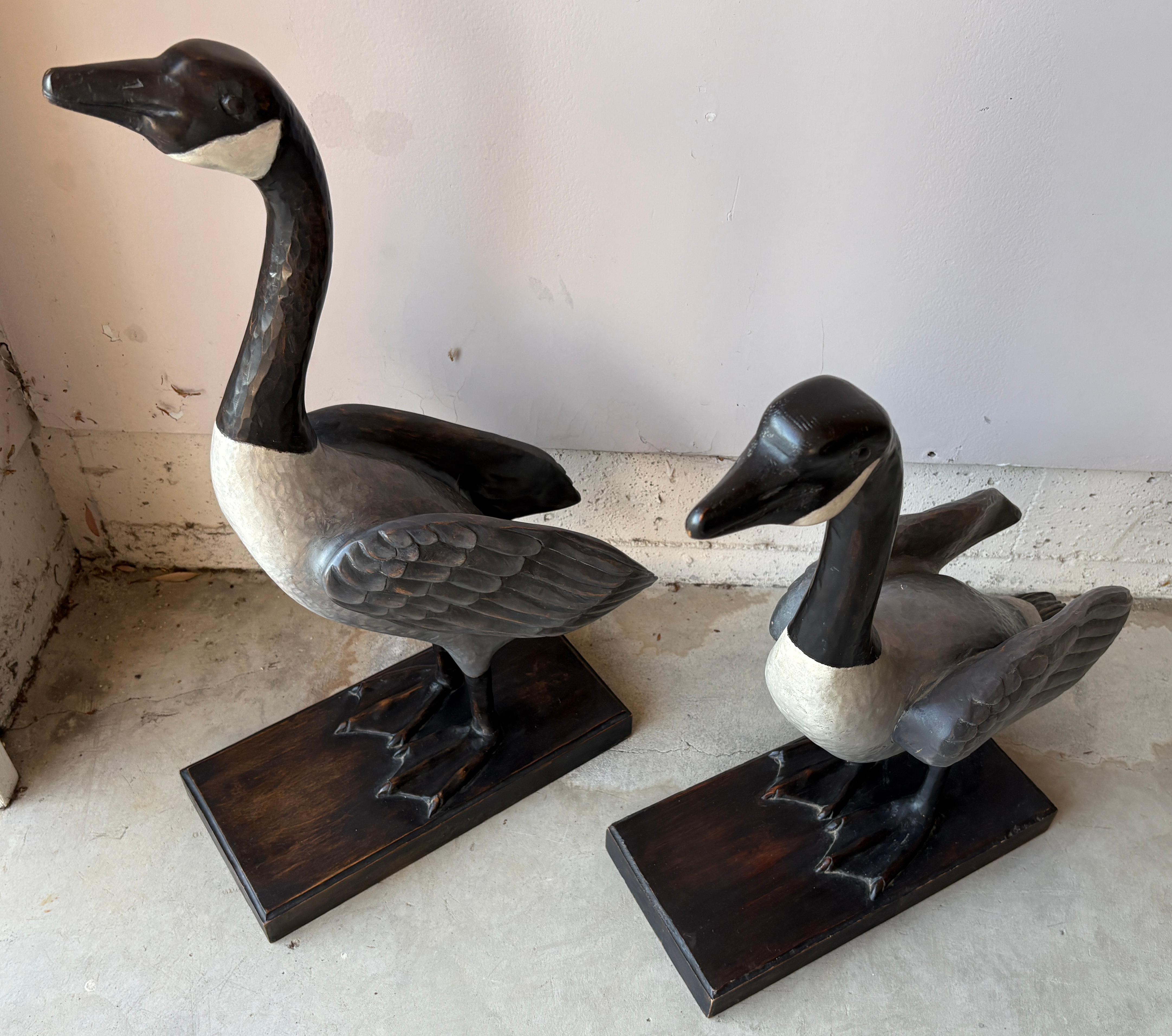 Handgeschnitzte & bemalte große kanadische Gänse - Paar im Angebot 1
