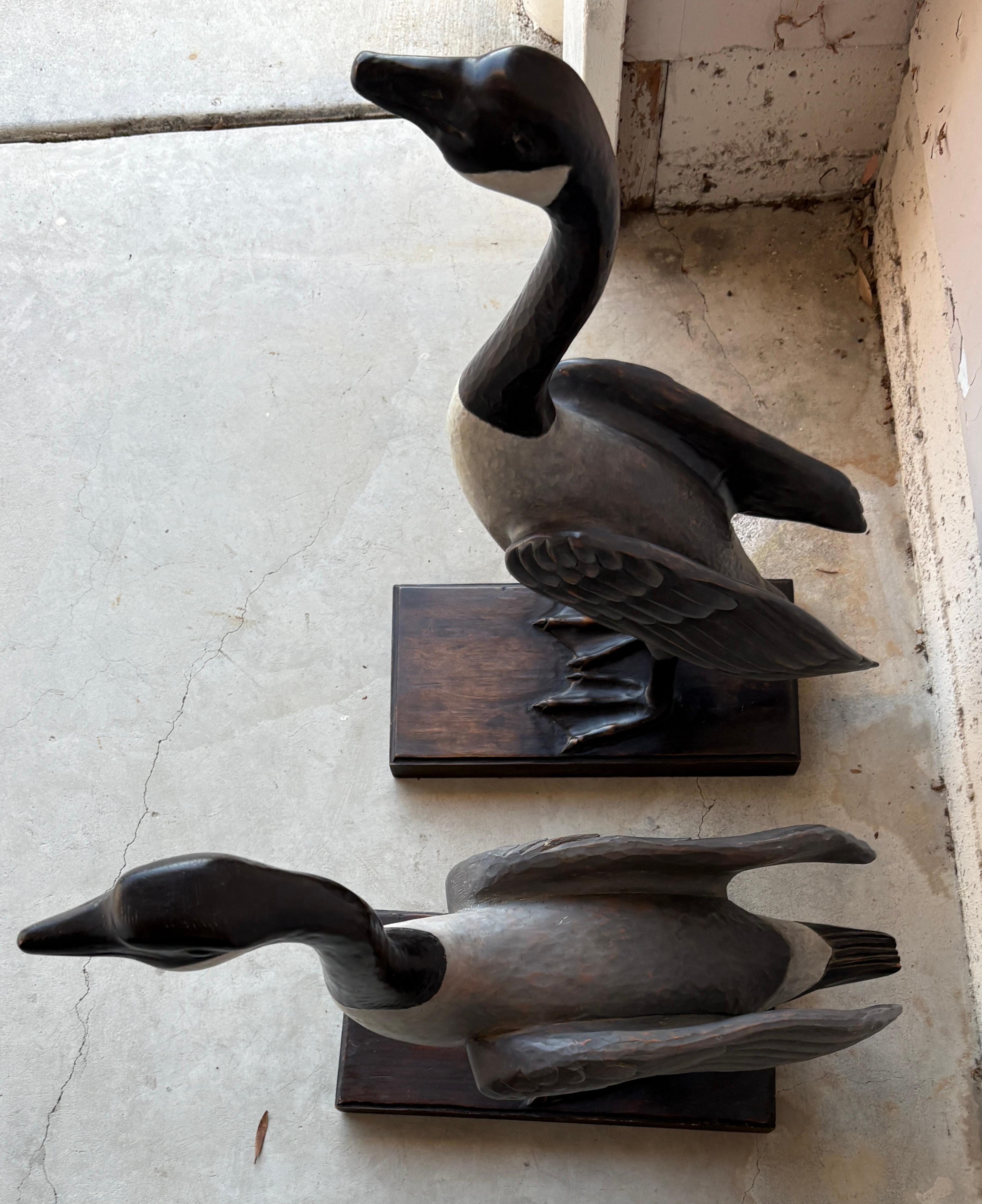 Handgeschnitzte & bemalte große kanadische Gänse - Paar im Angebot 2