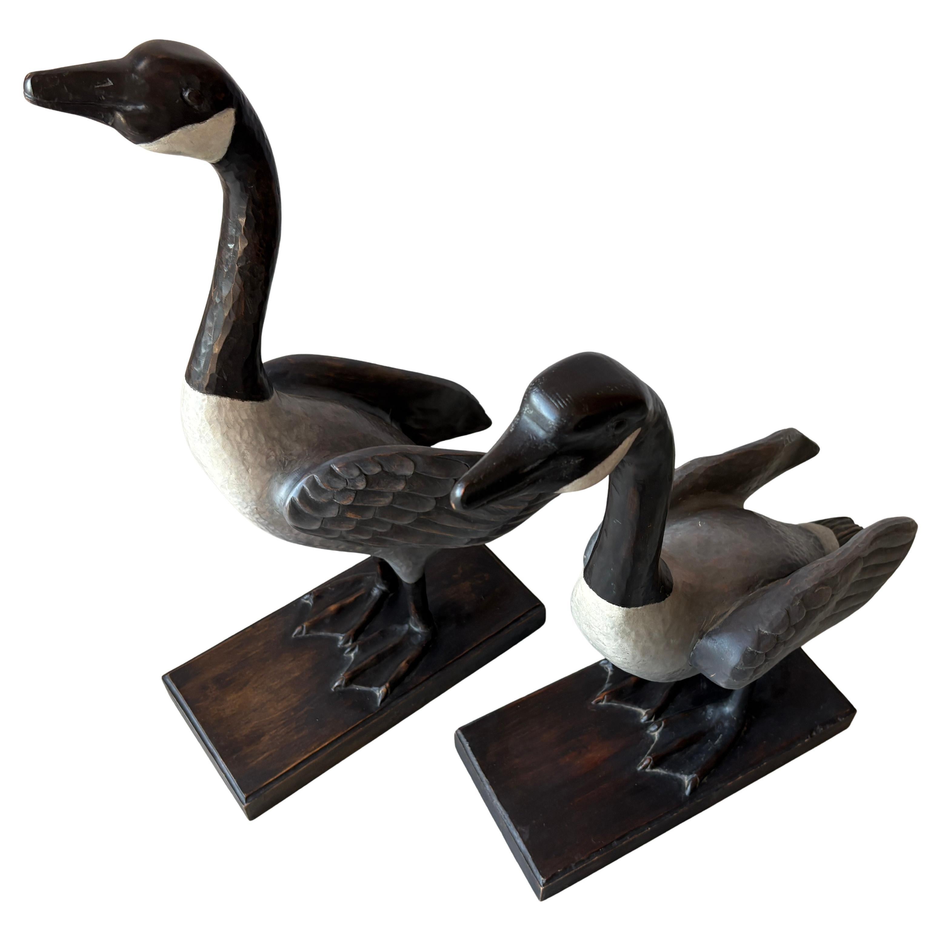 Grandes oies canadiennes sculptées et peintes à la main - Paire