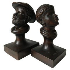 Coppia di sculture in legno intagliate a mano, maschio e femmina, della Papua Nuova Guinea, anni '50