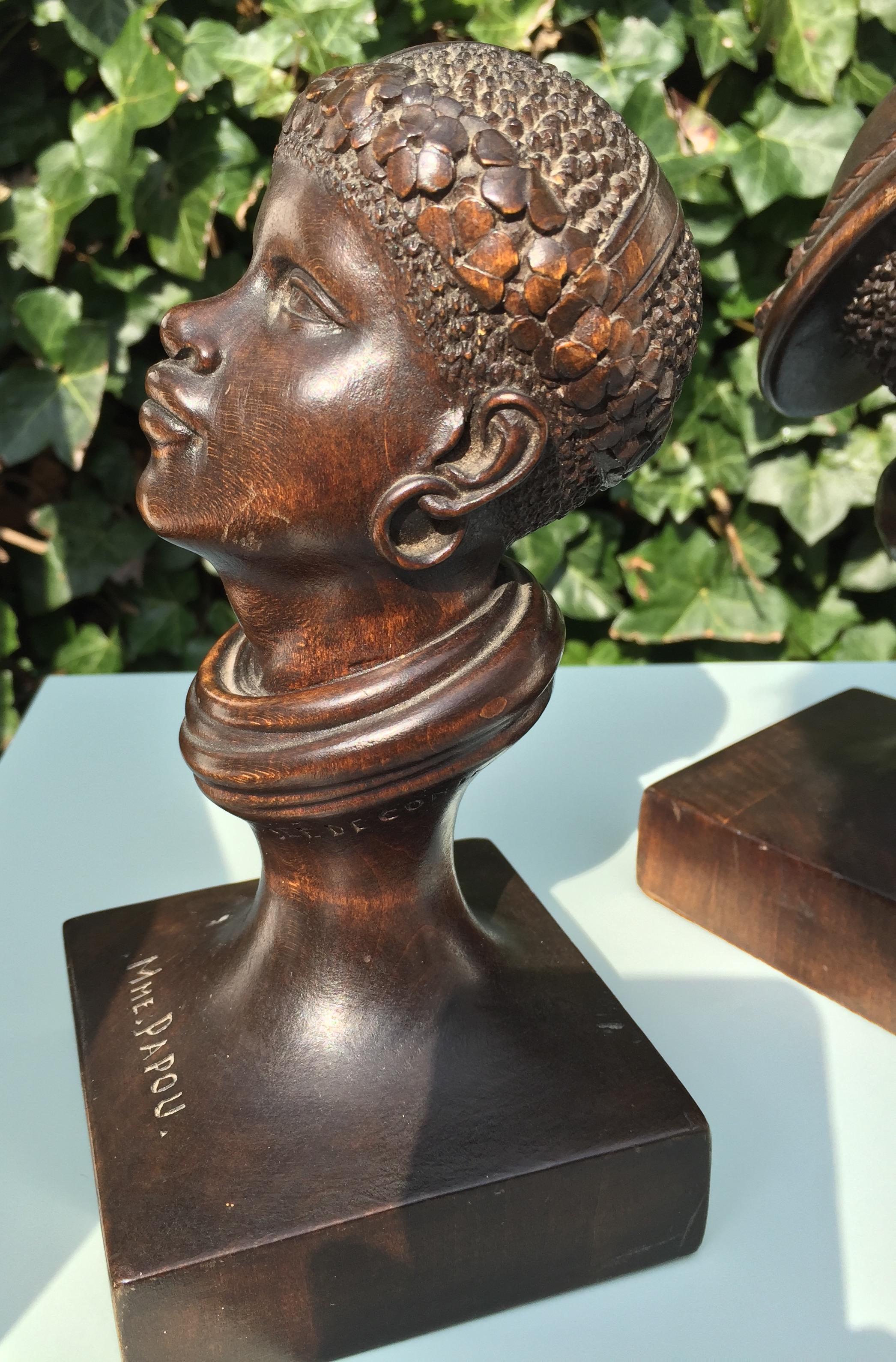 Paire de sculptures en bois sculptées à la main d'hommes et de femmes de Papouasie-Nouvelle-Guinée des années 1950 en vente 3