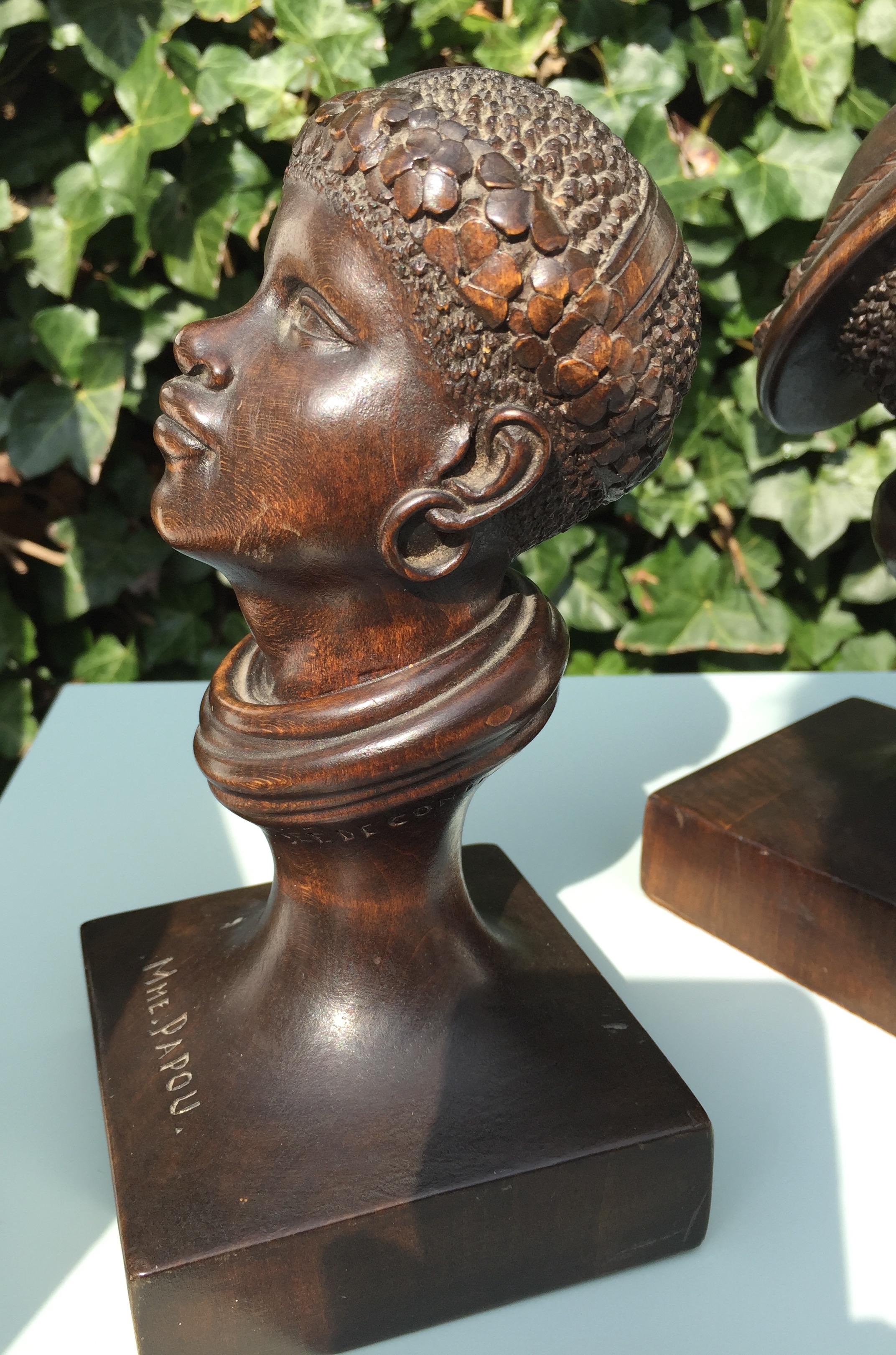 Paire de sculptures en bois sculptées à la main d'hommes et de femmes de Papouasie-Nouvelle-Guinée des années 1950 en vente 5