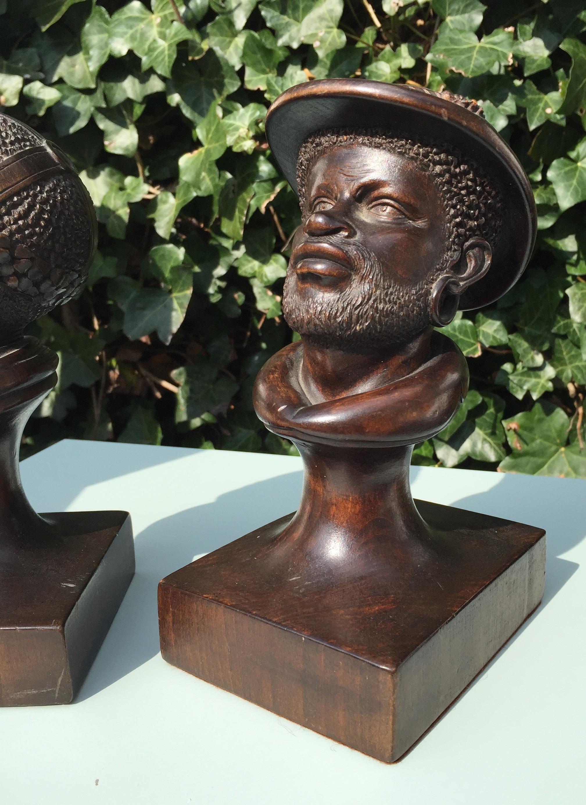 Sculpté à la main Paire de sculptures en bois sculptées à la main d'hommes et de femmes de Papouasie-Nouvelle-Guinée des années 1950 en vente