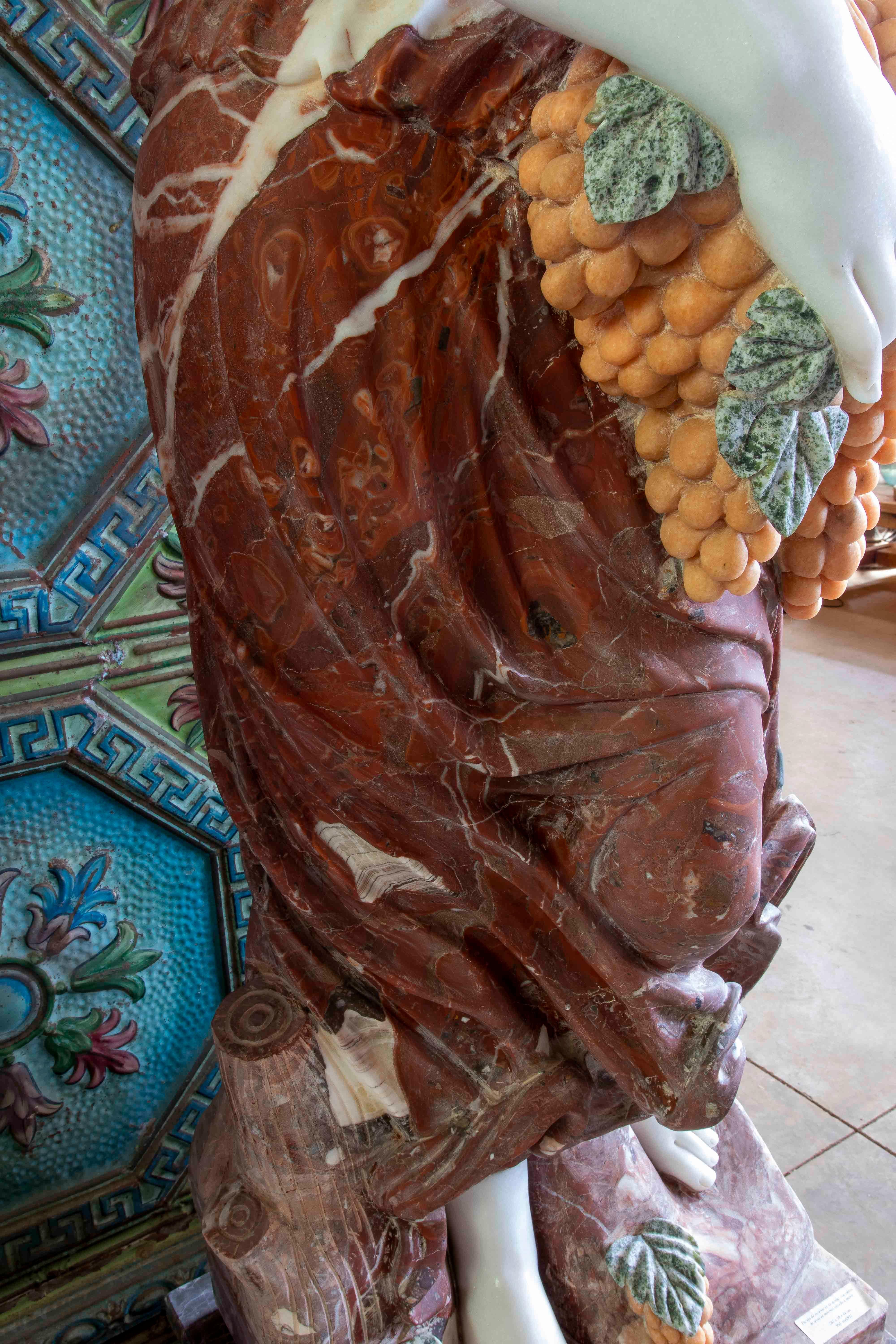 Paire de sculptures allégoriques en marbre sculptées à la main avec socle en vente 3