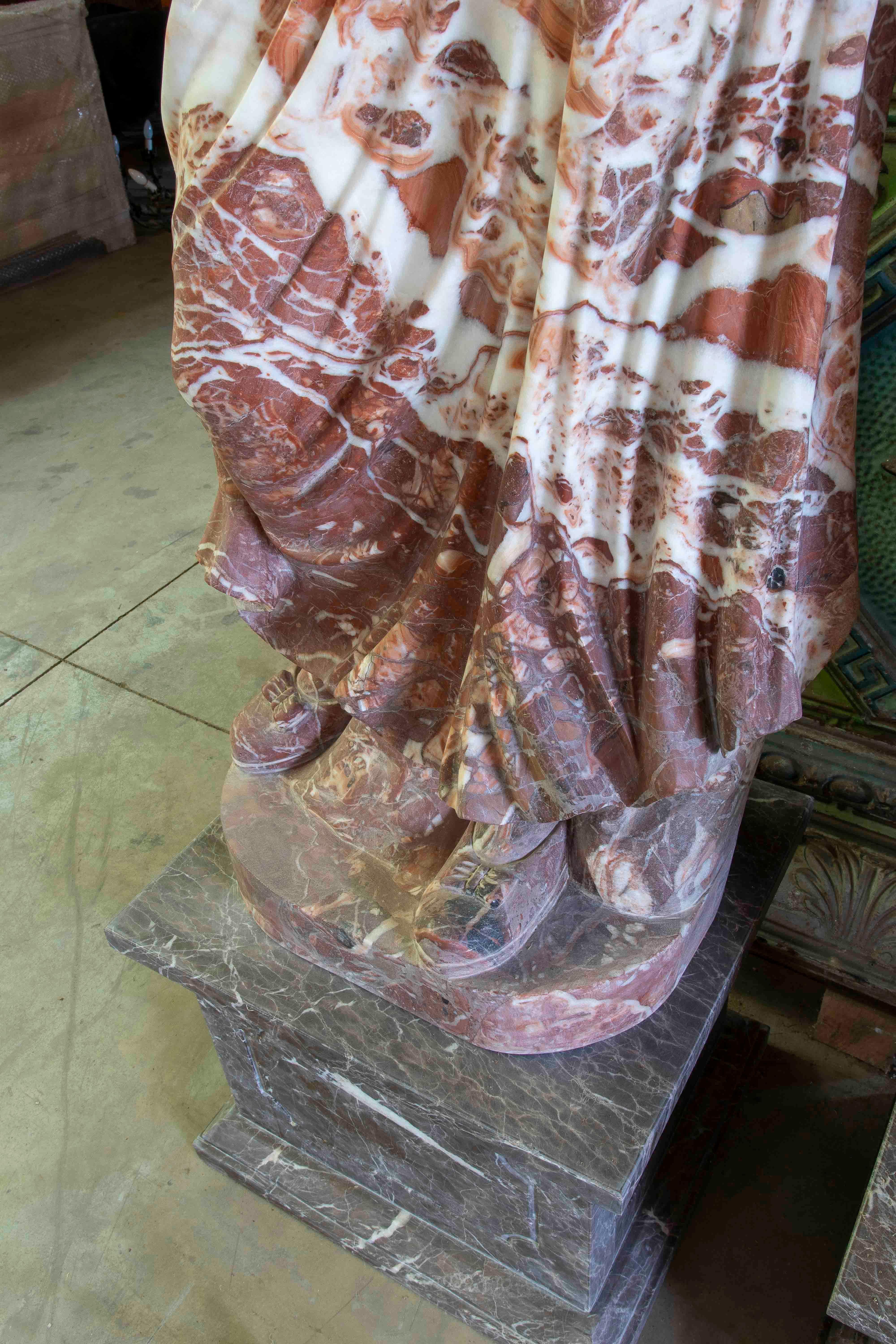Paire de sculptures allégoriques en marbre sculptées à la main avec socle en vente 5