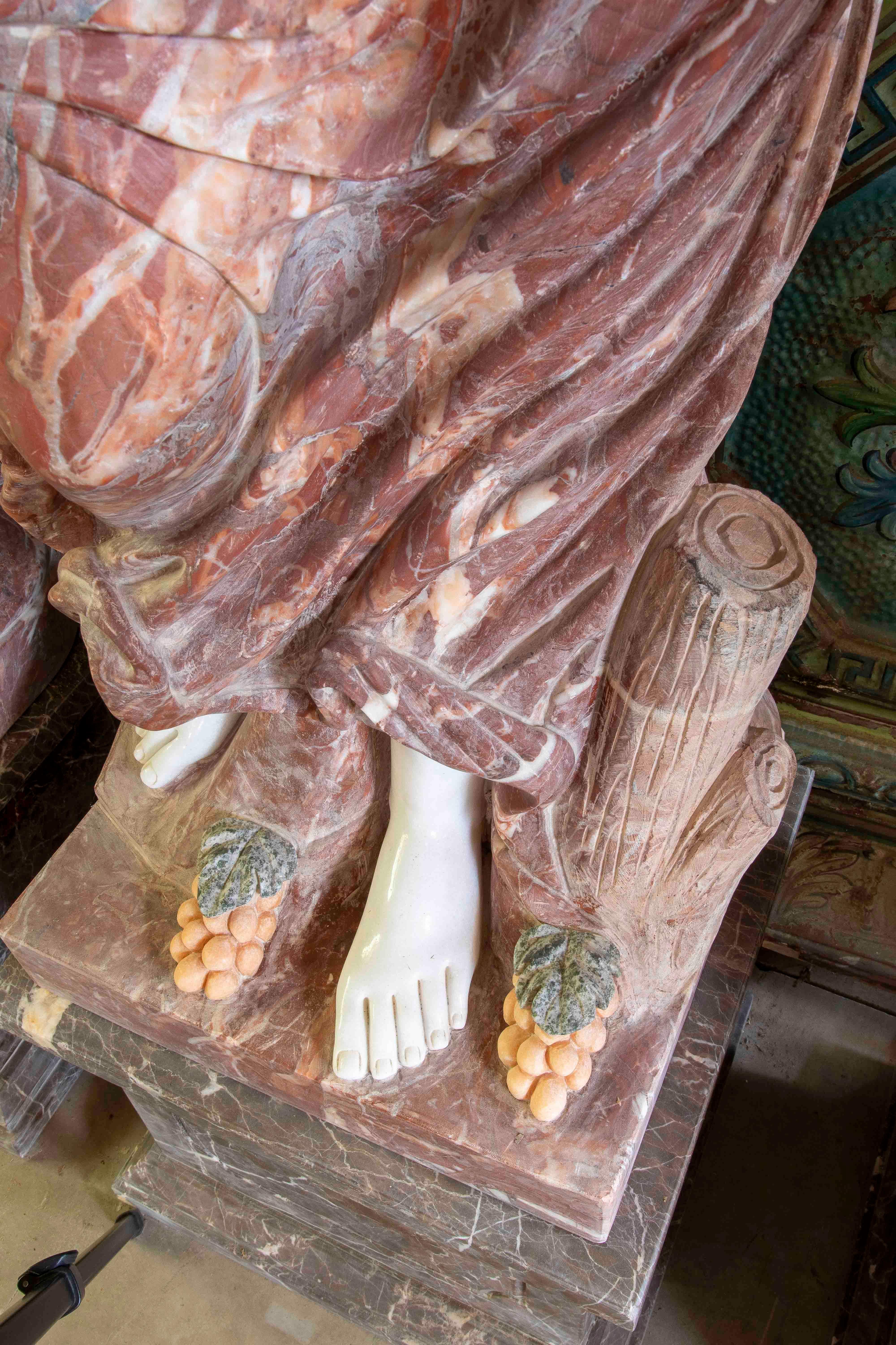 Paire de sculptures allégoriques en marbre sculptées à la main avec socle en vente 5