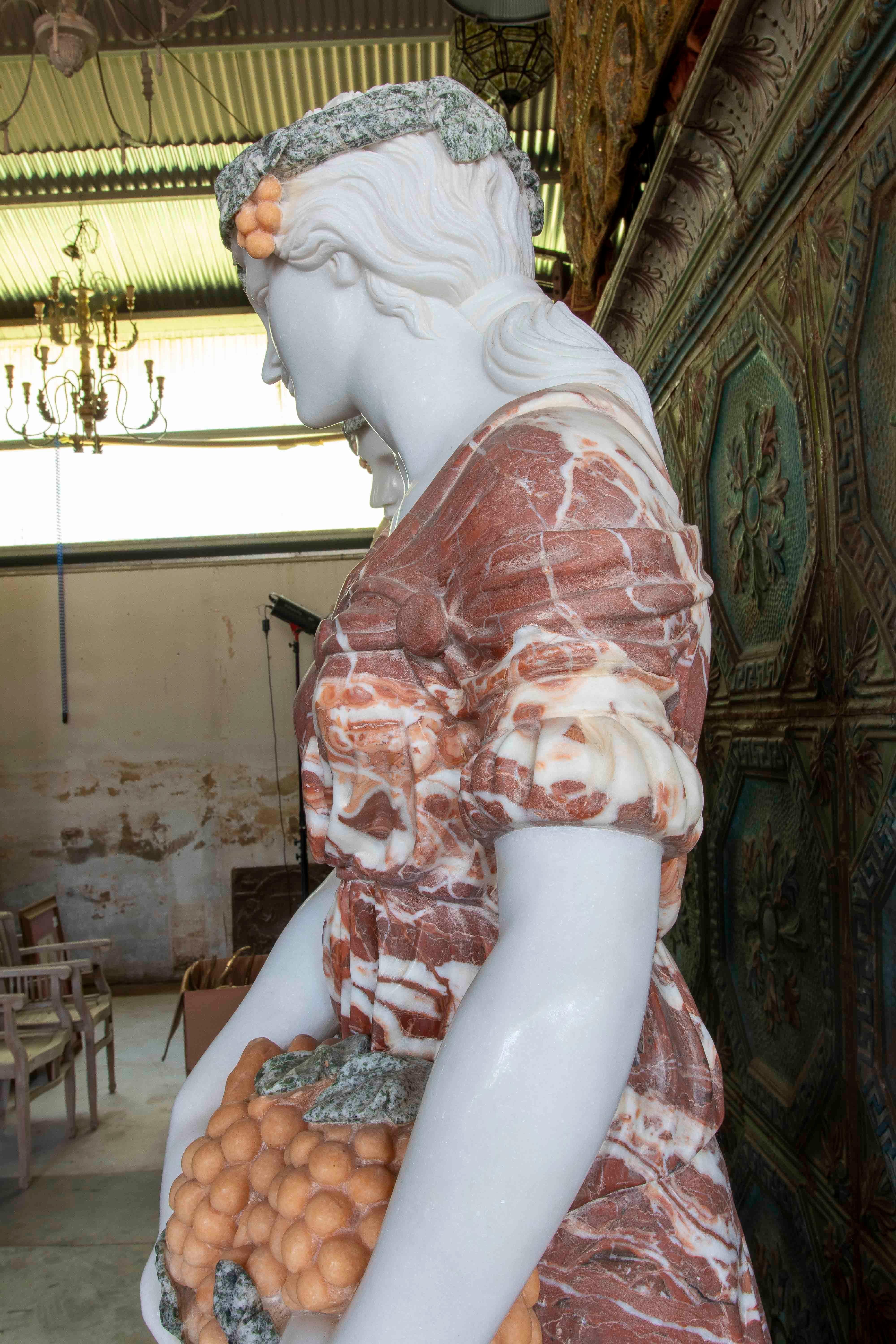 Paire de sculptures allégoriques en marbre sculptées à la main avec socle en vente 6