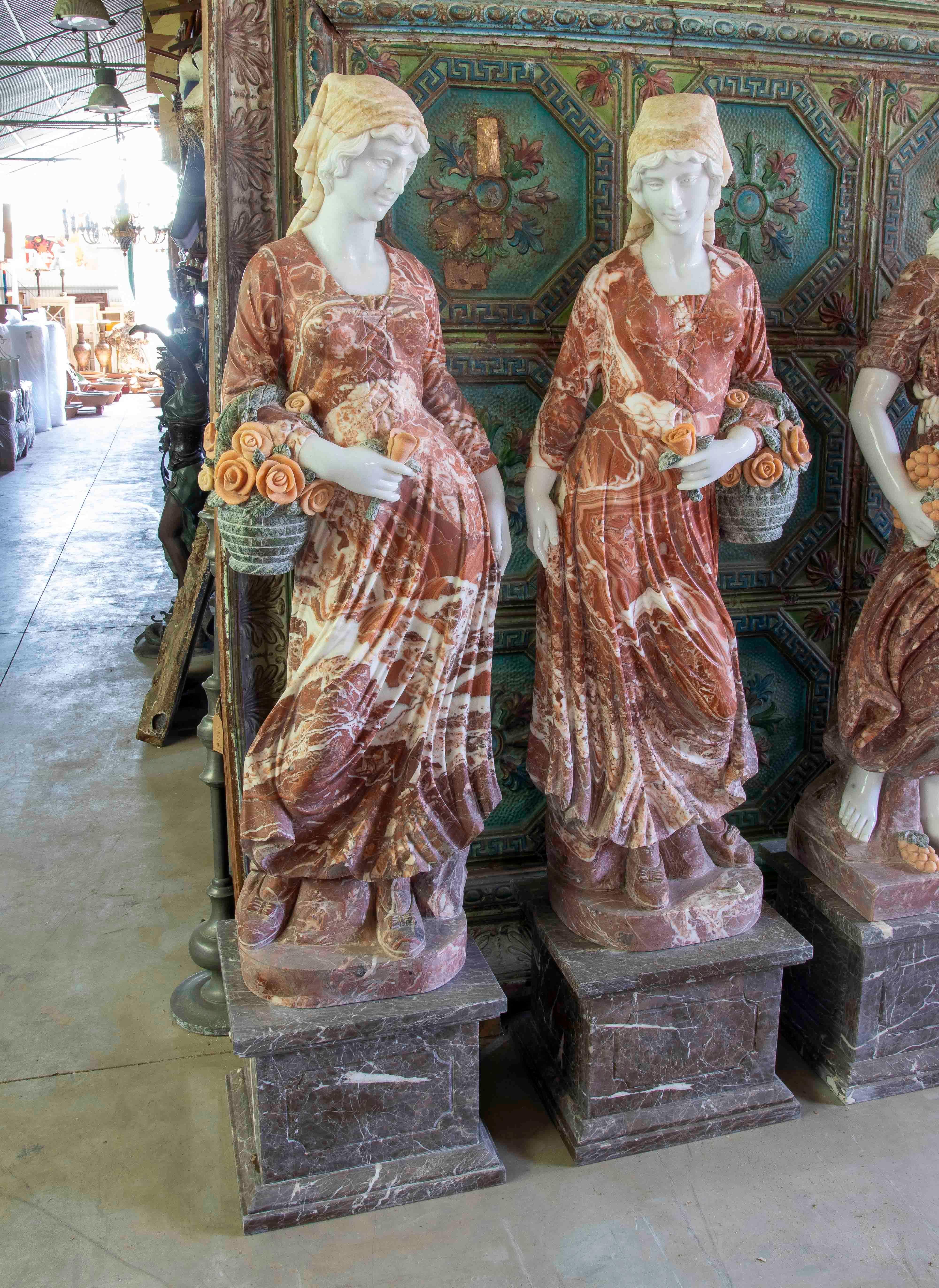Européen Paire de sculptures allégoriques en marbre sculptées à la main avec socle en vente