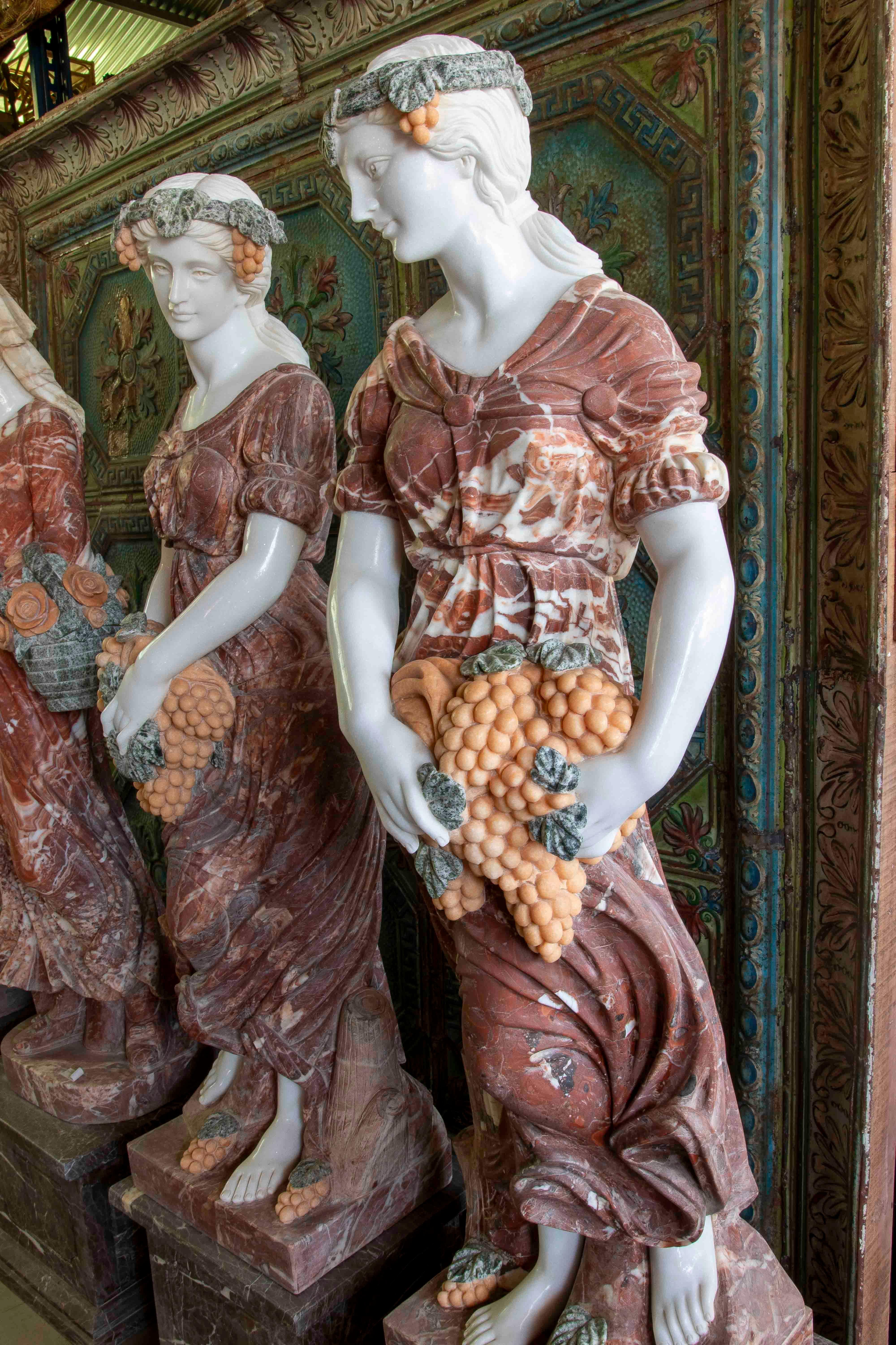 Européen Paire de sculptures allégoriques en marbre sculptées à la main avec socle en vente
